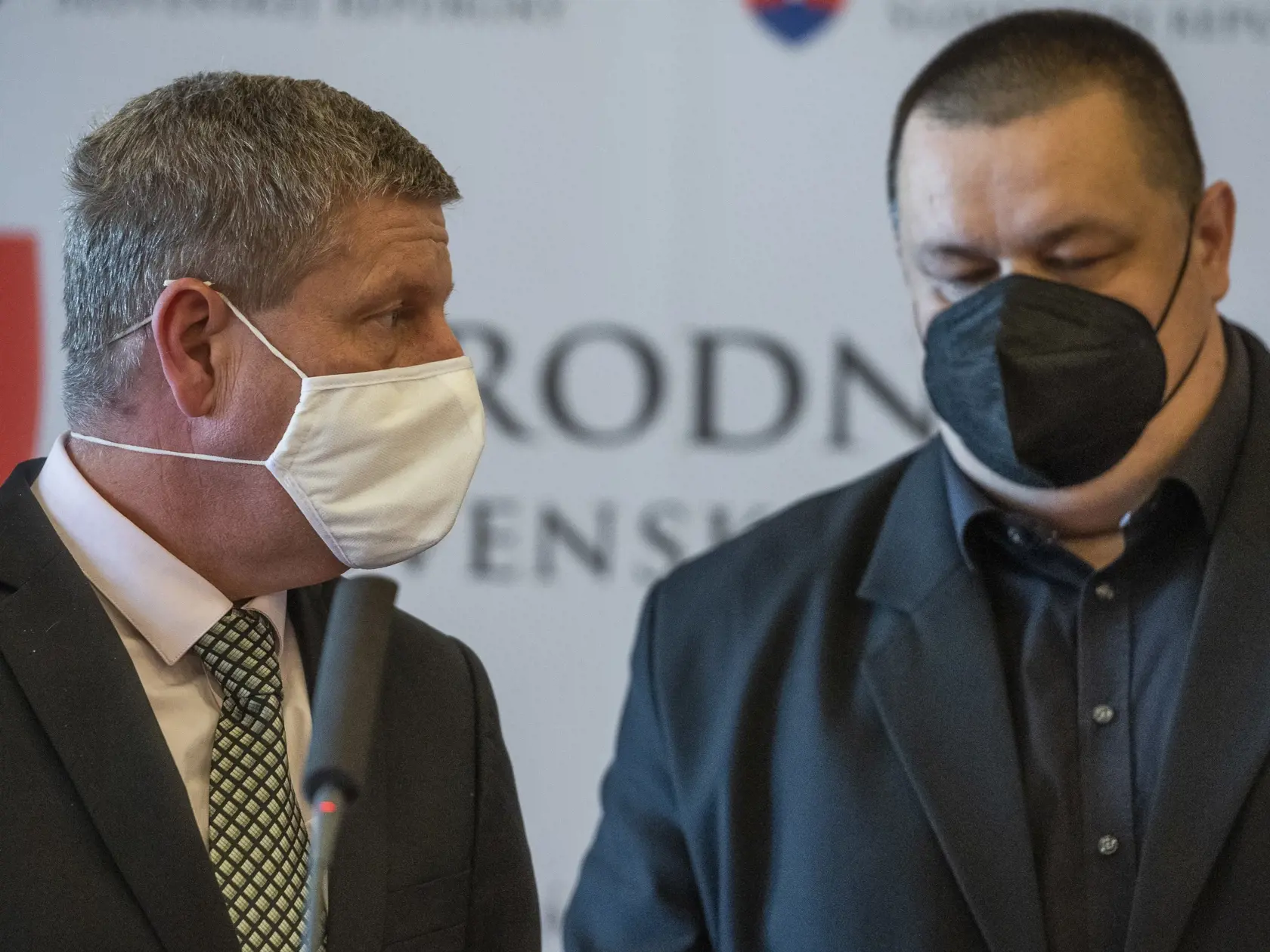 Údaje o počte nakazených, ktorí boli zaočkovaní poskytol úrad verejného zdravotníctva. Na snímke zľava minister zdravotníctva SR Vladimír Lengvarský (nominant OĽaNO) a hlavný hygienik SR Ján Mikas. FOTO TASR - Jaroslav Novák