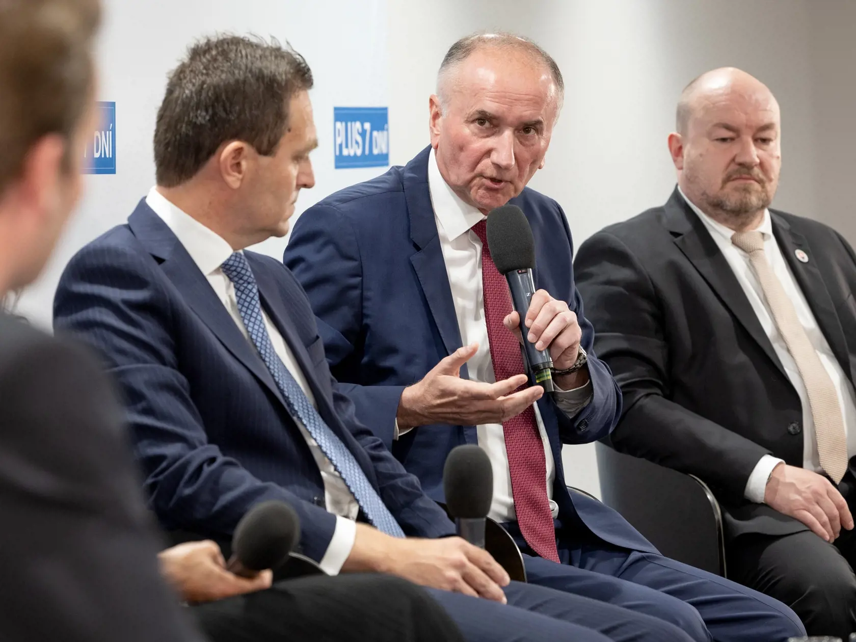 Predvolebná diskusia vydavateľstva News and Media Holding pred voľbami do Európskeho parlamentu, ktorú moderoval Noro Dolinský. Pozvanie prijali: Monika Beňová (Smer-SD), Miriam Lexman (KDH), Ľudovít Ódor (PS), Eugen Jurzyca (SaS) a Rudolf Huliak (SNS).