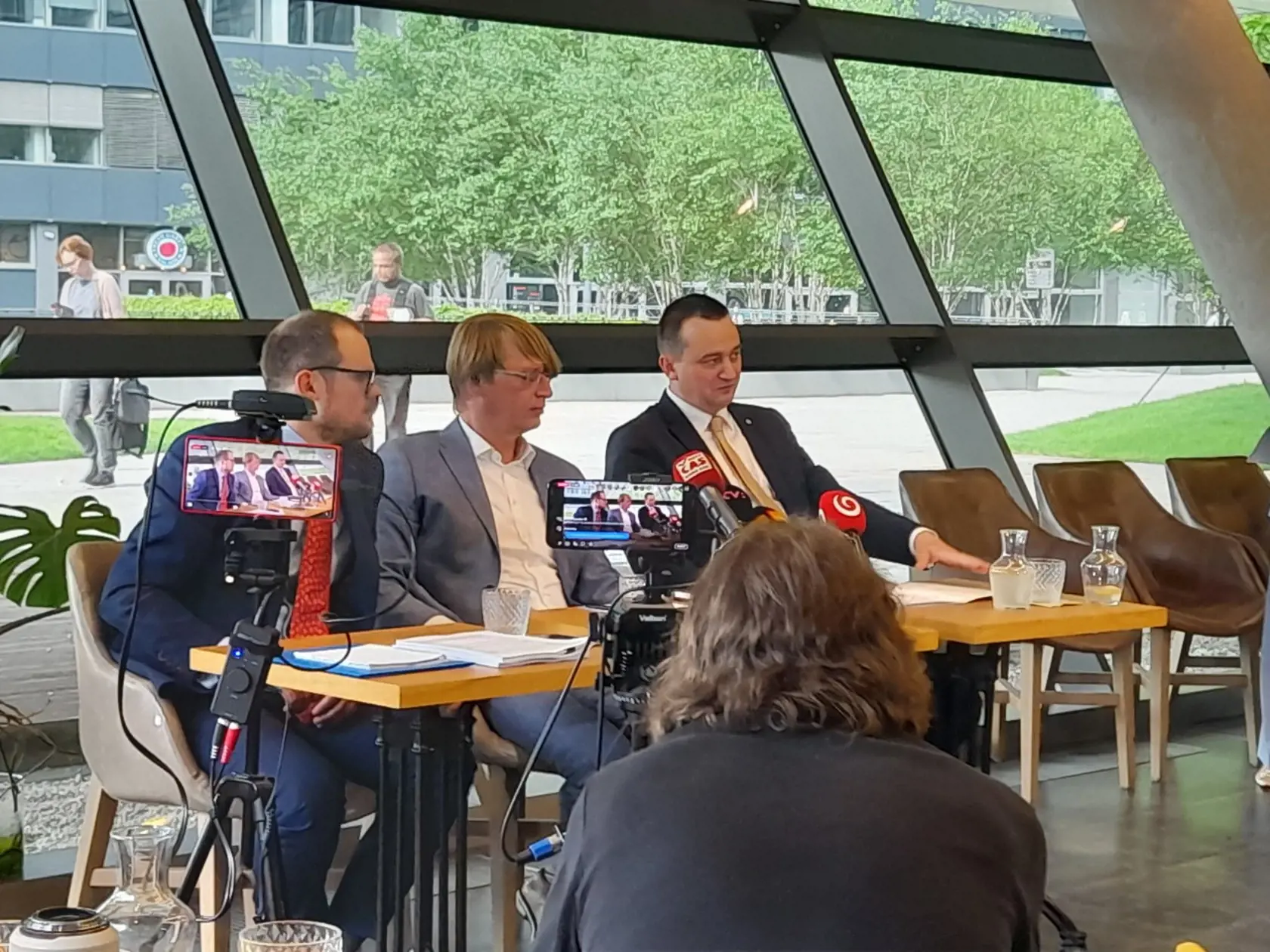 Na snímke zľava advokát Peter Kubina, partner investičnej skupiny Penta zodpovedný za zdravotníctvo Václav Jirků a generálny riaditeľ ZP Dôvera Martin Kultan počas tlačovej konferencie investičnej skupiny Penta a zdravotnej poisťovne Dôvera k šikanóznemu postupu voči zdravotnej poisťovni a jej predstaviteľom v Bratislave 9. mája 2022.