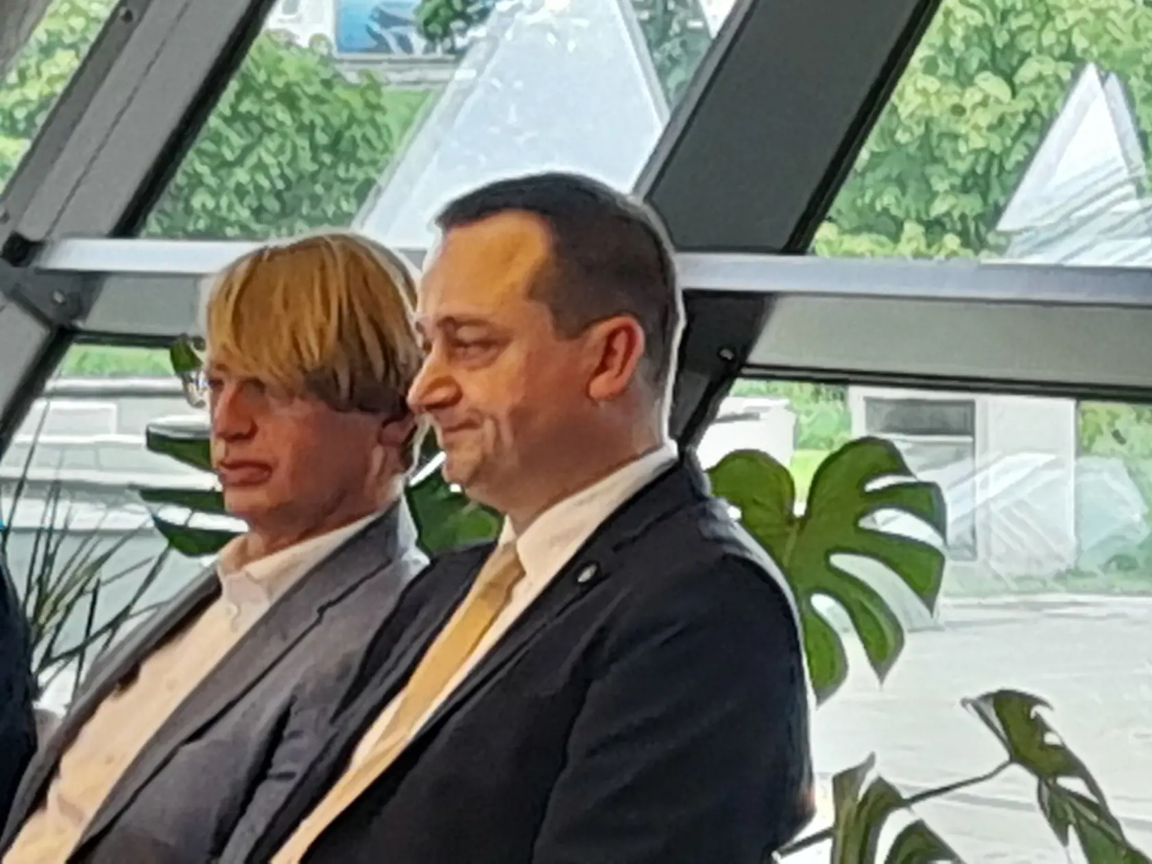 Na snímke zľava partner investičnej skupiny Penta zodpovedný za zdravotníctvo Václav Jirků a generálny riaditeľ ZP Dôvera Martin Kultan.