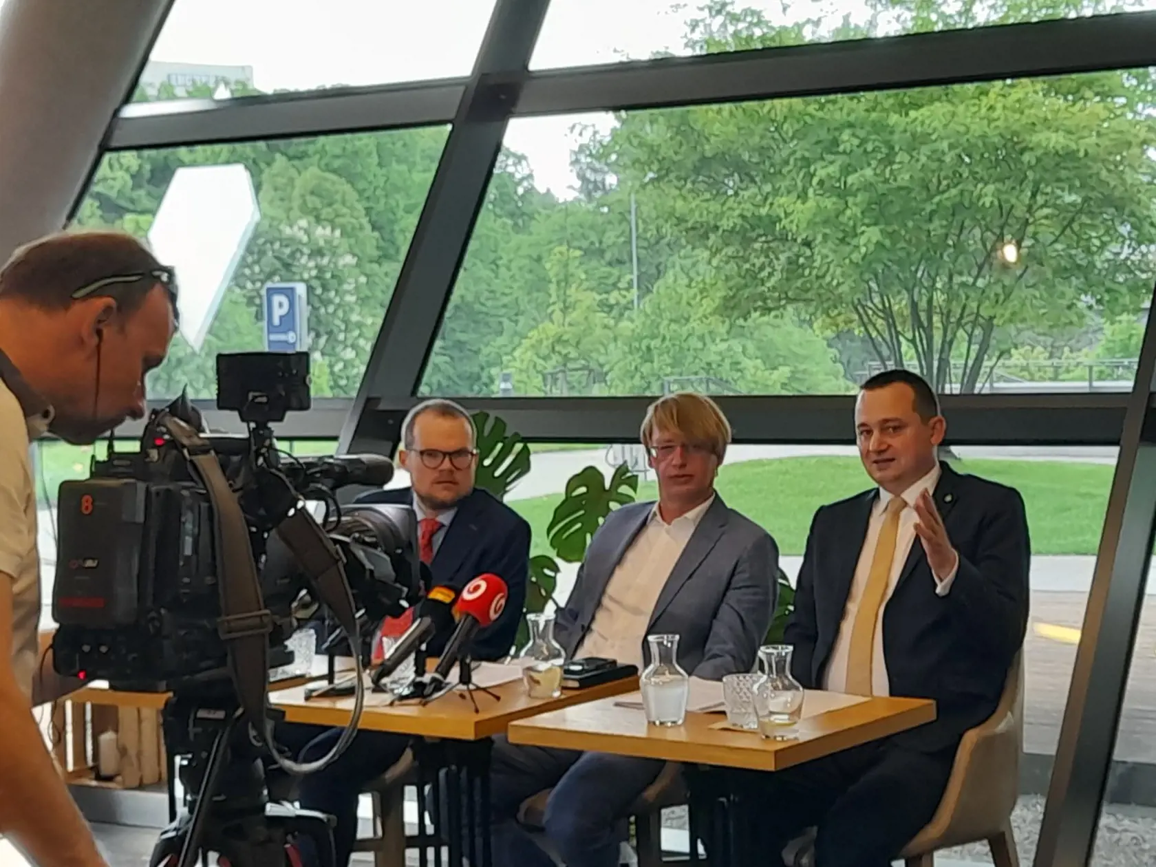 Na snímke zľava advokát Peter Kubina, partner investičnej skupiny Penta zodpovedný za zdravotníctvo Václav Jirků a generálny riaditeľ ZP Dôvera Martin Kultan počas tlačovej konferencie investičnej skupiny Penta a zdravotnej poisťovne Dôvera k šikanóznemu postupu voči zdravotnej poisťovni a jej predstaviteľom v Bratislave 9. mája 2022.