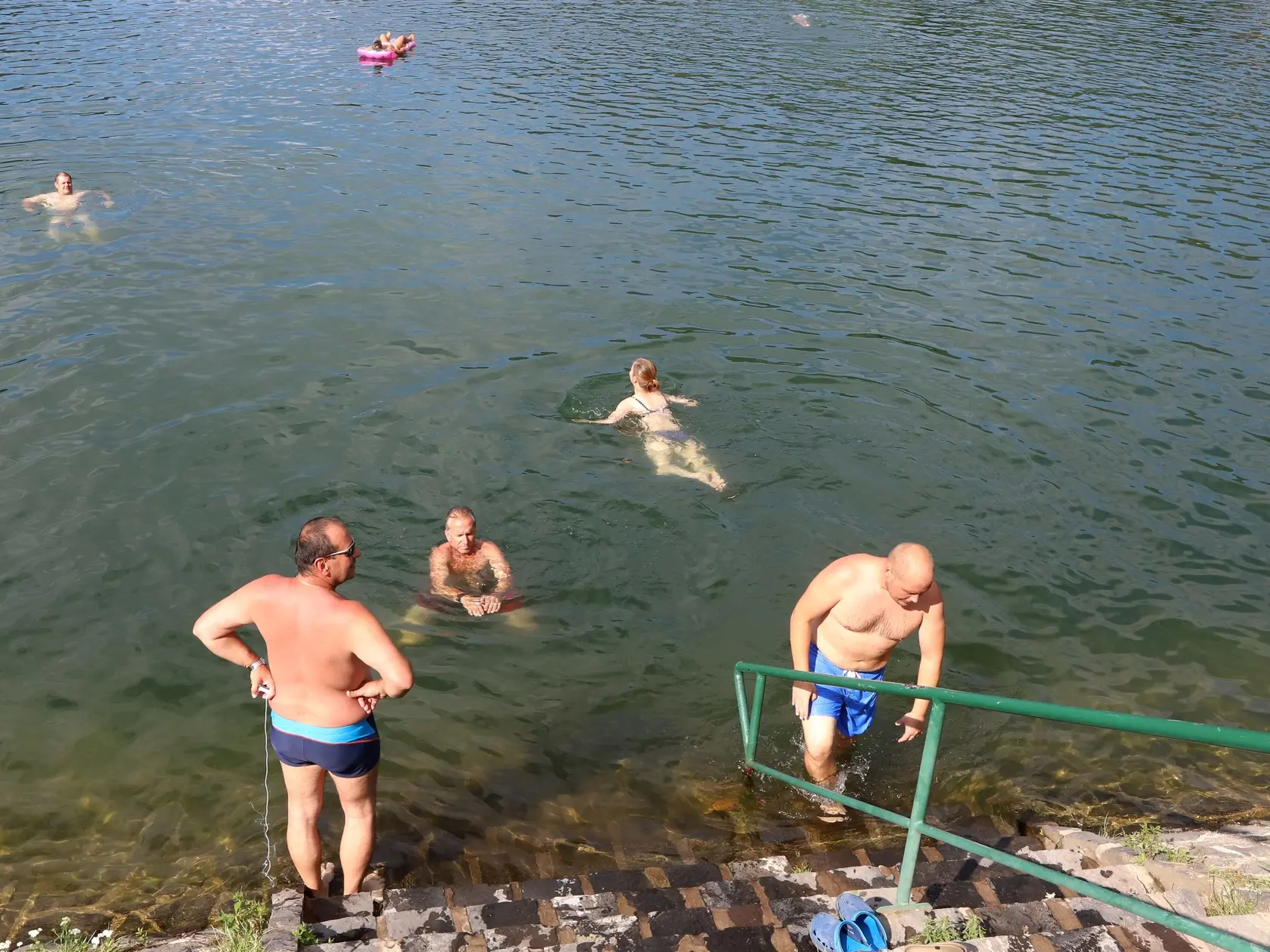 Veľký Kolpašský tajch je mimoriadne navštevovaný. Avšak, znečistený je aj ten.