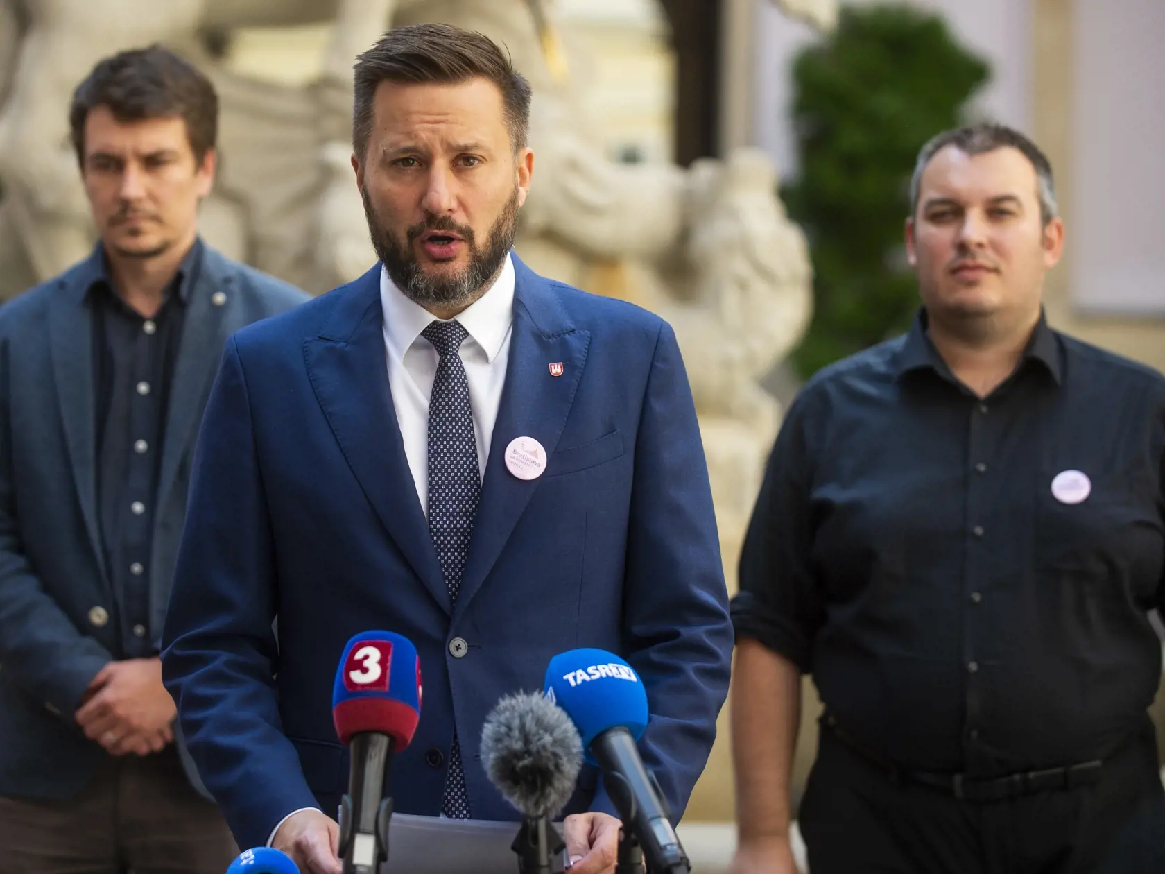 Na snímke zľava člen predstavenstva Dopravného podniku Bratislava Michal Halomi, primátor hlavného mesta SR Bratislavy Matúš Vallo a šéf oddelenia dátovej politiky a analýz Pavol Škápik počas tlačovej konferencie na tému Súťaž o 60 ročných električeniek pre zaočkovaných 9. júla 2021 v Bratislave. FOTO TASR - Jakub Kotian