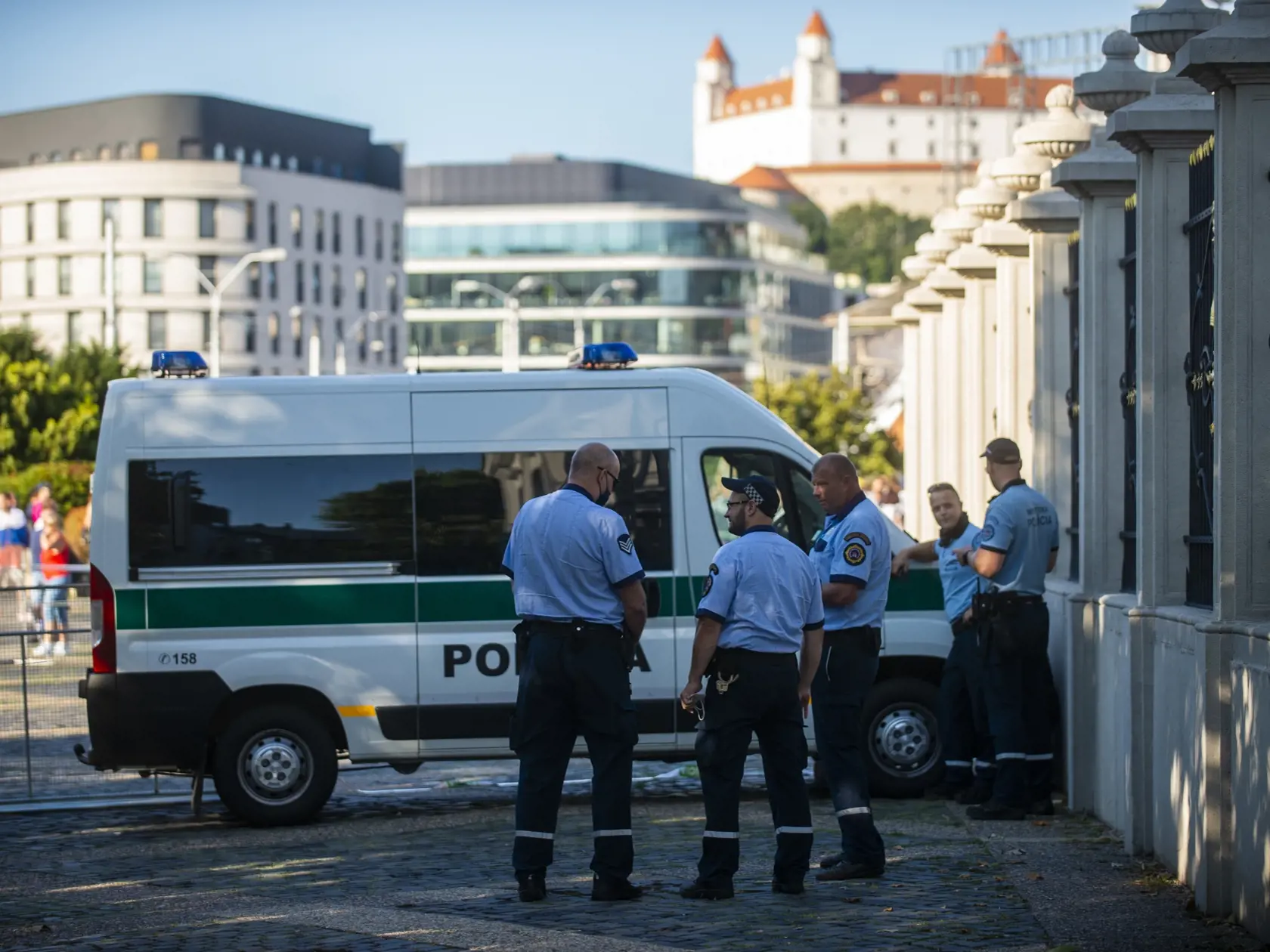 Na snímke príslušníci polície počas protestného zhromaždenia proti opatreniam vlády SR v súvislosti s pandémiou ochorenia COVID-19 pred Prezidentským palácom 29. júla 2021 v Bratislave. FOTO TASR - Jakub Kotian