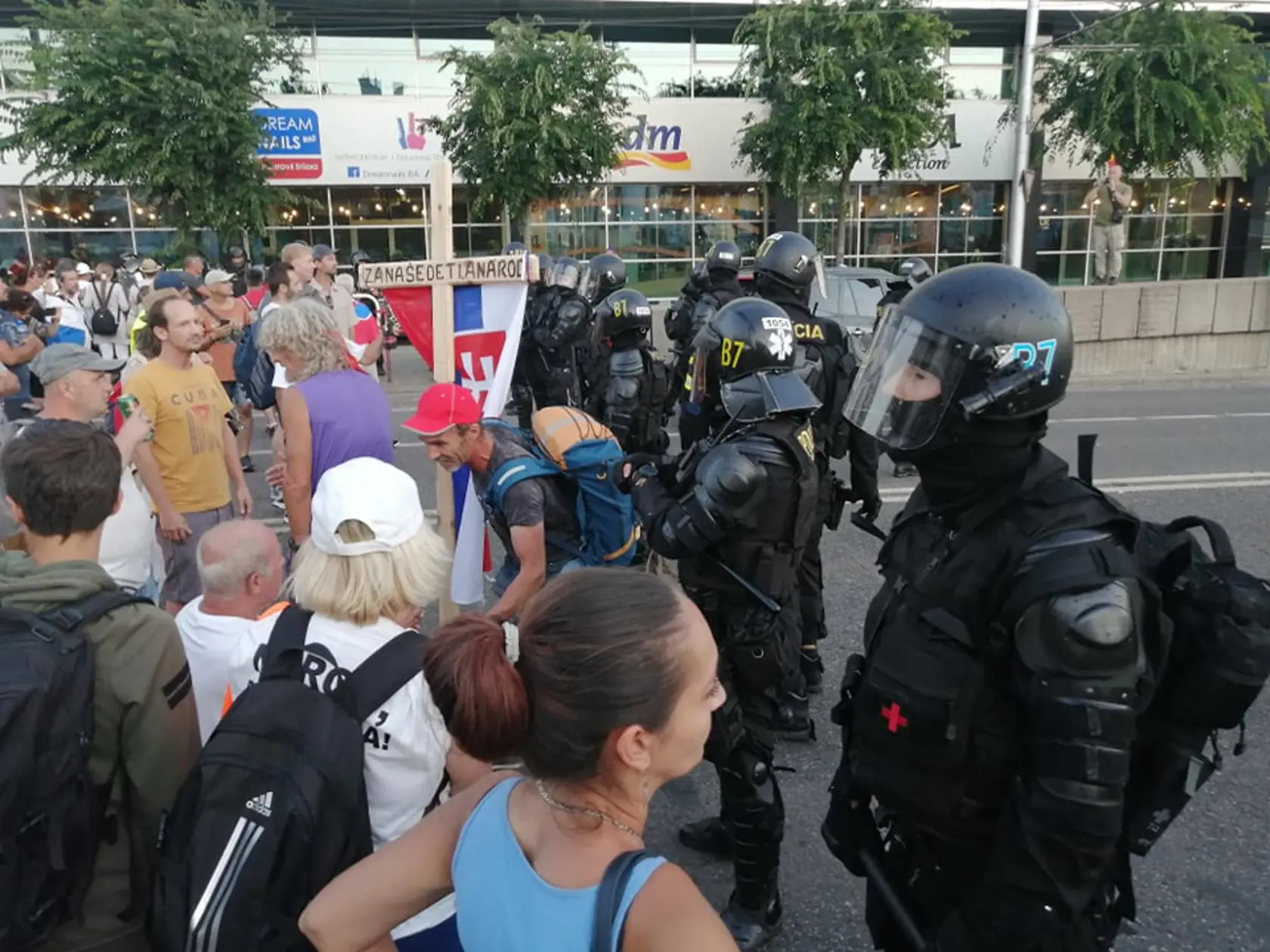 Po 20. hodine večer polícia konečne zasiahla. Protestujúcich, ktorí blokovali dopravu niekoľko hodín, začala postupne vytláčať.