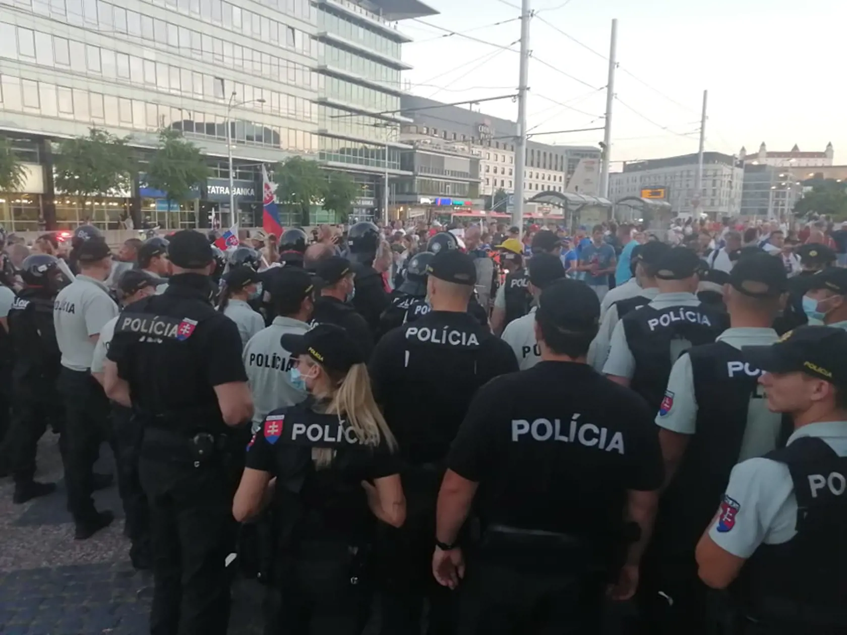 Po 20. hodine večer polícia konečne zasiahla. Protestujúcich, ktorí blokovali dopravu niekoľko hodín, začala postupne vytláčať.