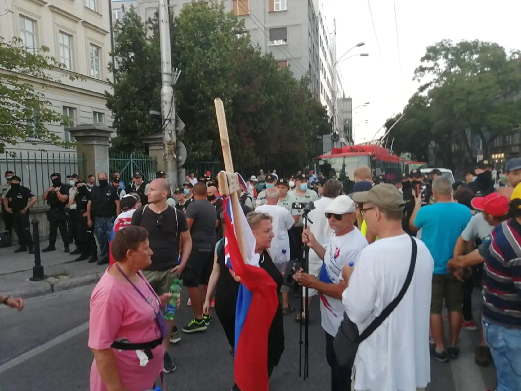 Po 20. hodine večer polícia konečne zasiahla. Protestujúcich, ktorí blokovali dopravu niekoľko hodín, začala postupne vytláčať.