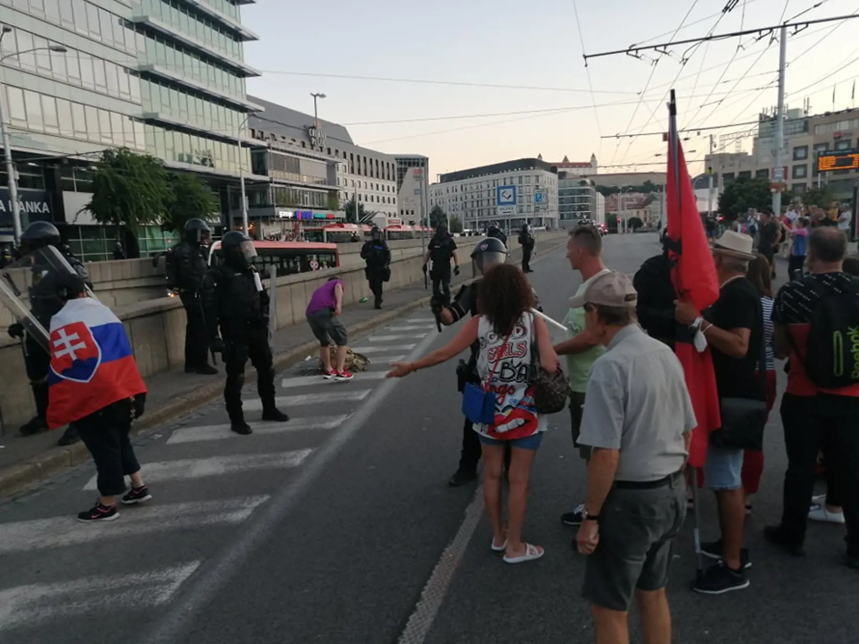 Po 20. hodine večer polícia konečne zasiahla. Protestujúcich, ktorí blokovali dopravu niekoľko hodín, začala postupne vytláčať.