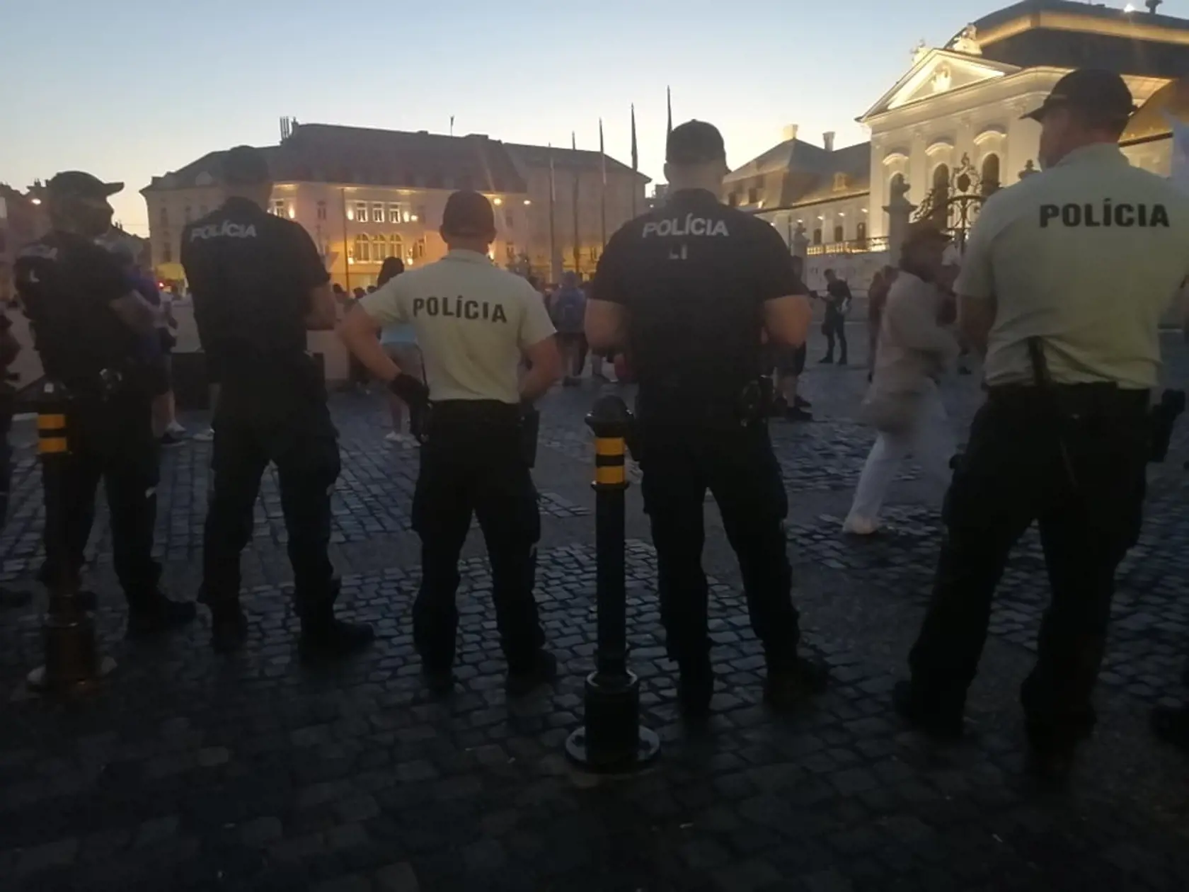 Štvrtkový protest trval až do zotmenia. Protestujúci ohlásili pokračovanie už v piatok ráno.