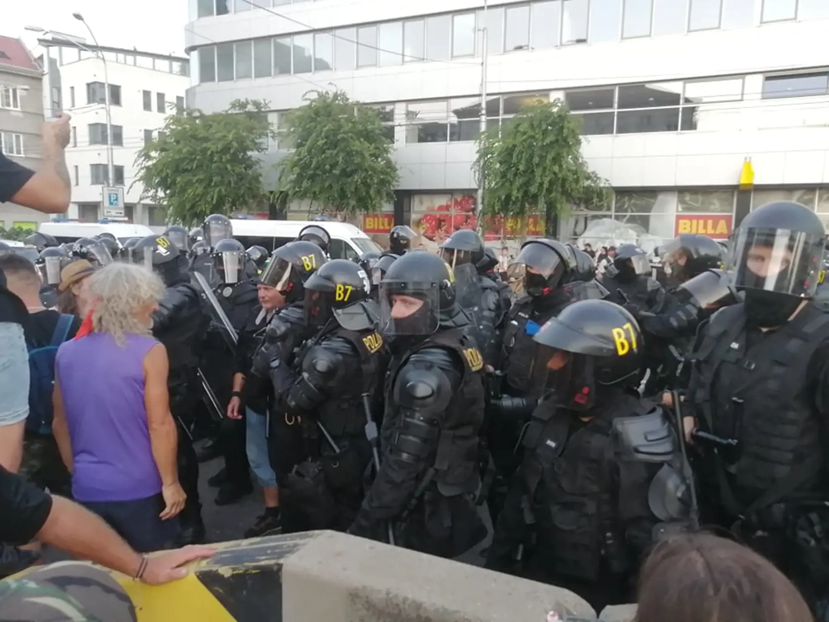 Po 20. hodine večer polícia konečne zasiahla. Protestujúcich, ktorí blokovali dopravu niekoľko hodín, začala postupne vytláčať.