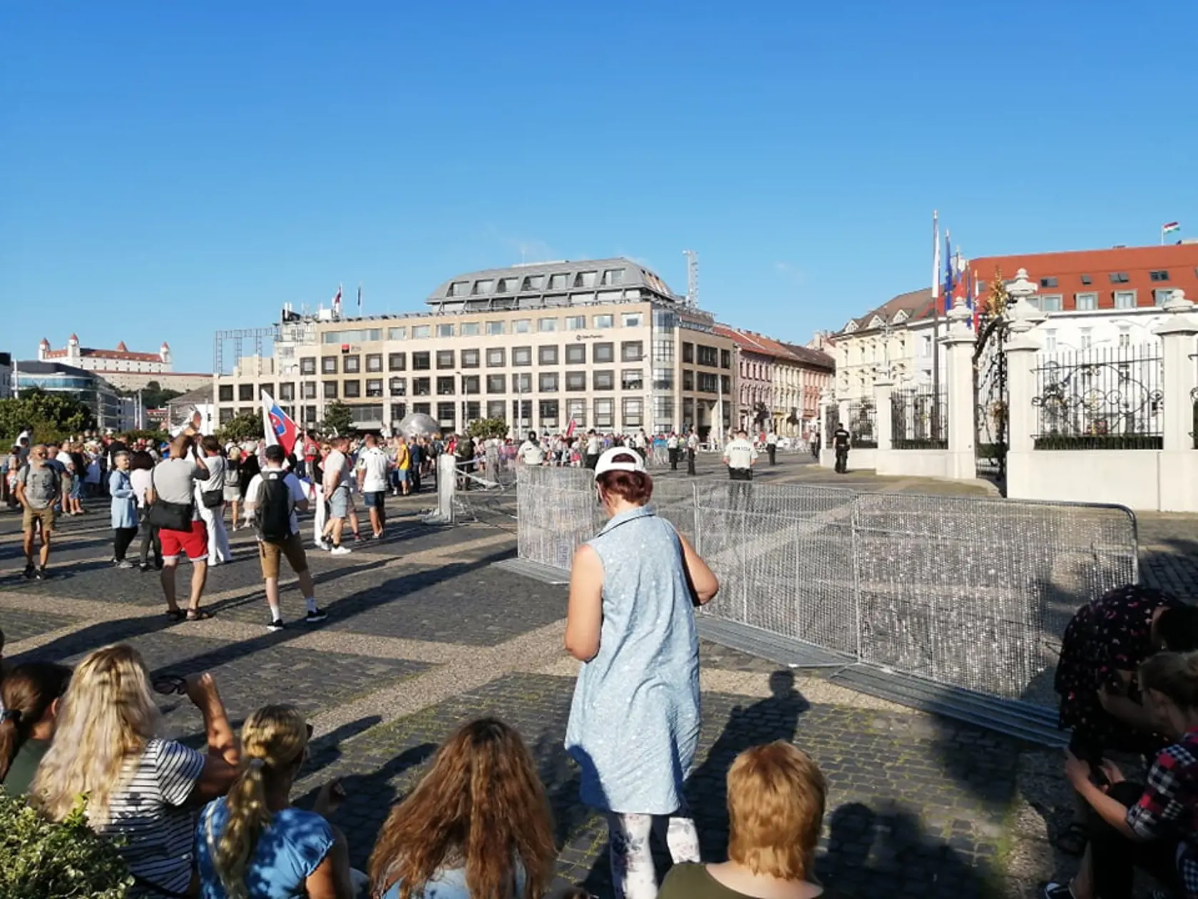 Pre prezidentským palácom sa už schádzajú od 7. hod. ráno prví ľudia.