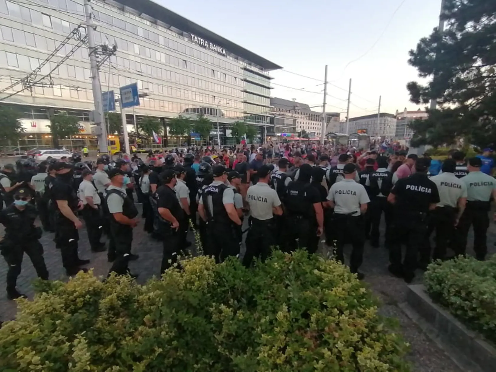 Po 20. hodine večer polícia konečne zasiahla. Protestujúcich, ktorí blokovali dopravu niekoľko hodín, začala postupne vytláčať.