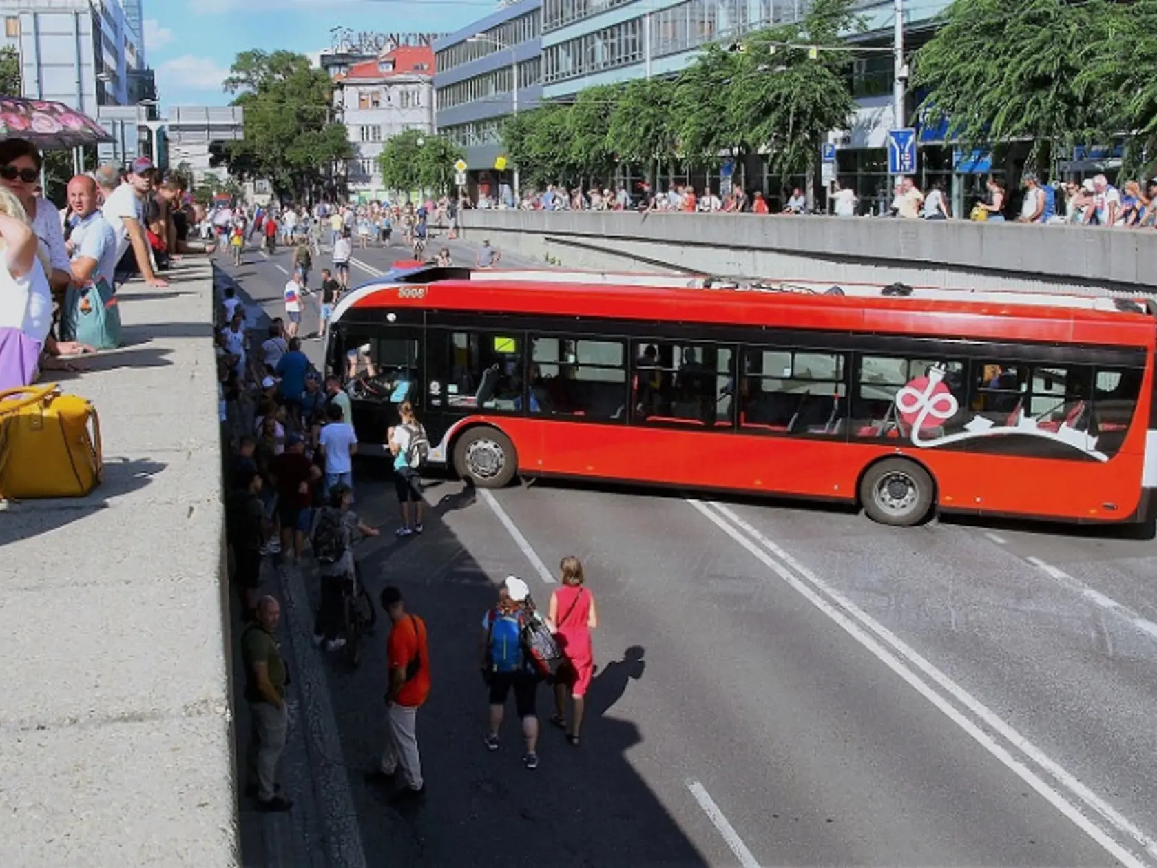 Demonštranti zablokovali dopravu v Bratislave.