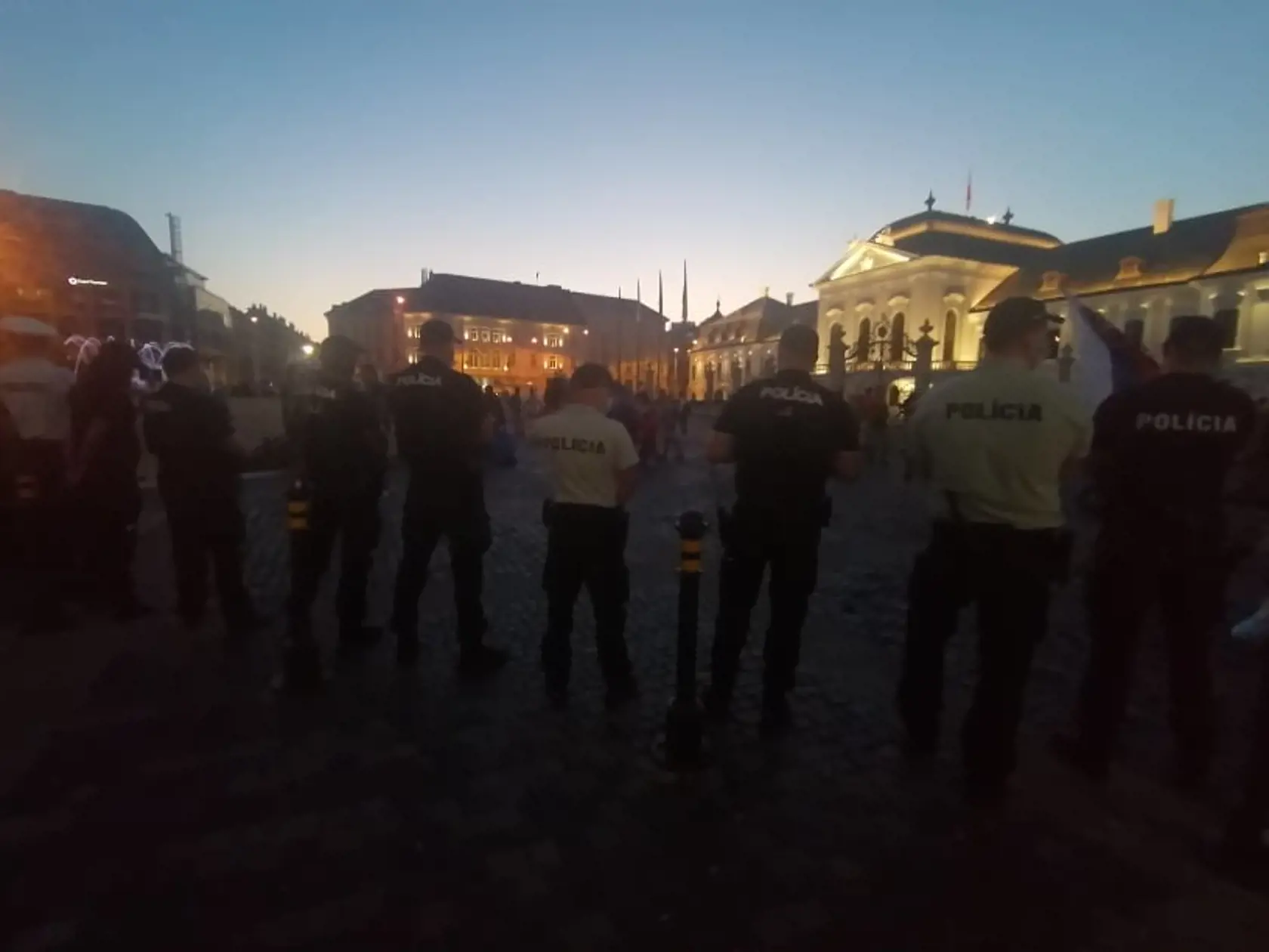 Štvrtkový protest trval až do zotmenia. Protestujúci ohlásili pokračovanie už v piatok ráno.