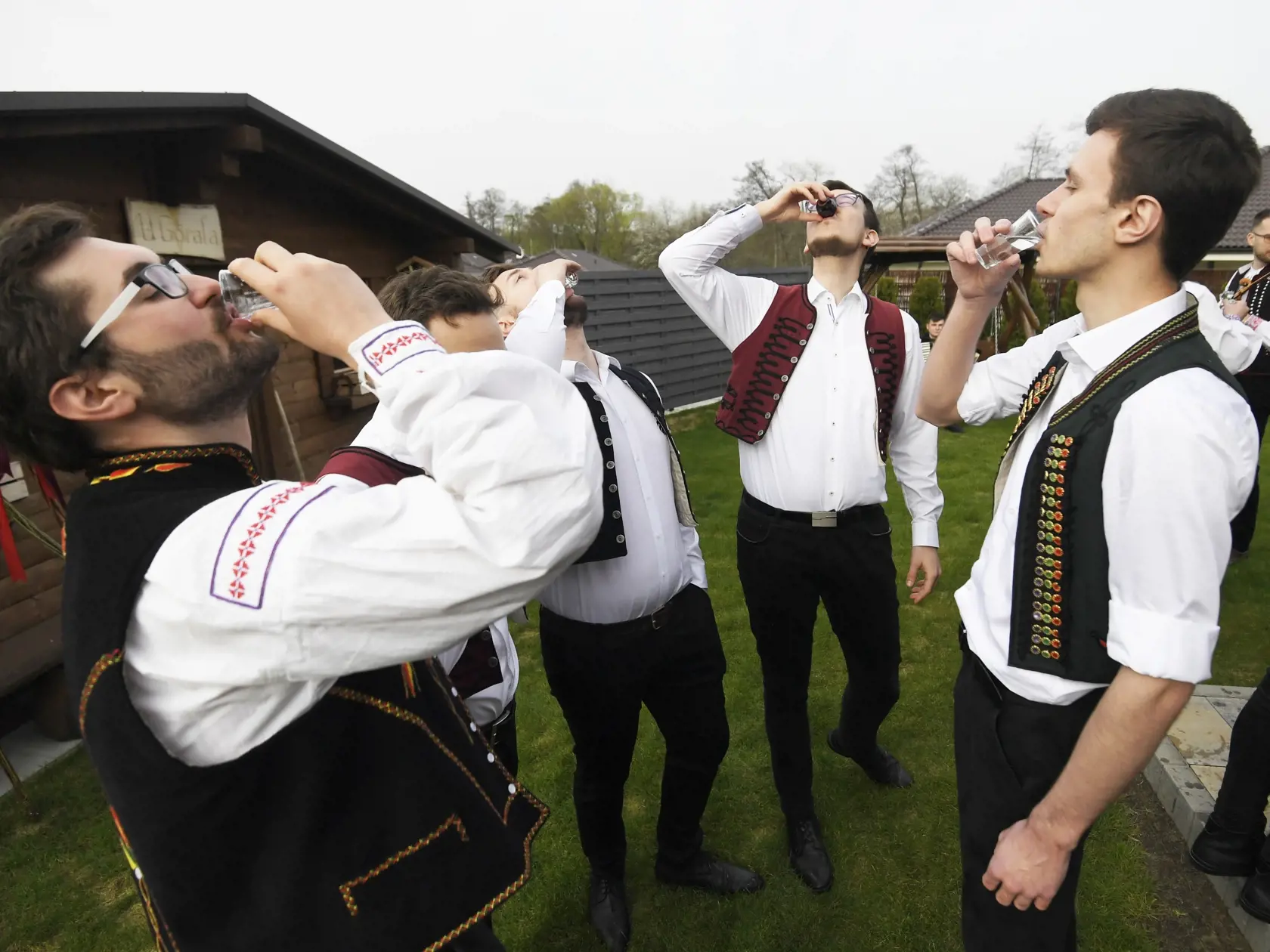 Alkohol je neodlučiteľnou súčasťou tradičných oblievačiek.
