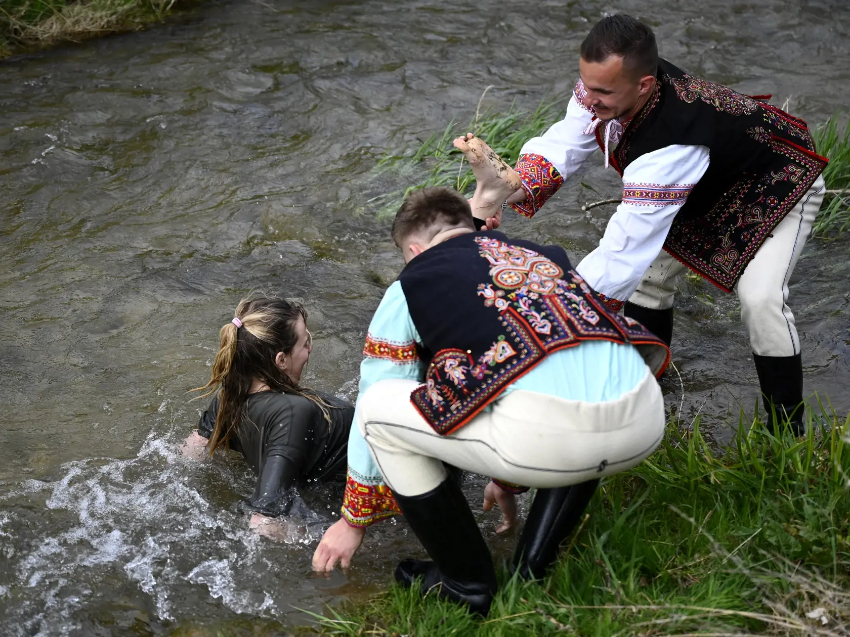 Dievčatá v obci Trenčianska Teplá skončili tento rok celé v potoku.