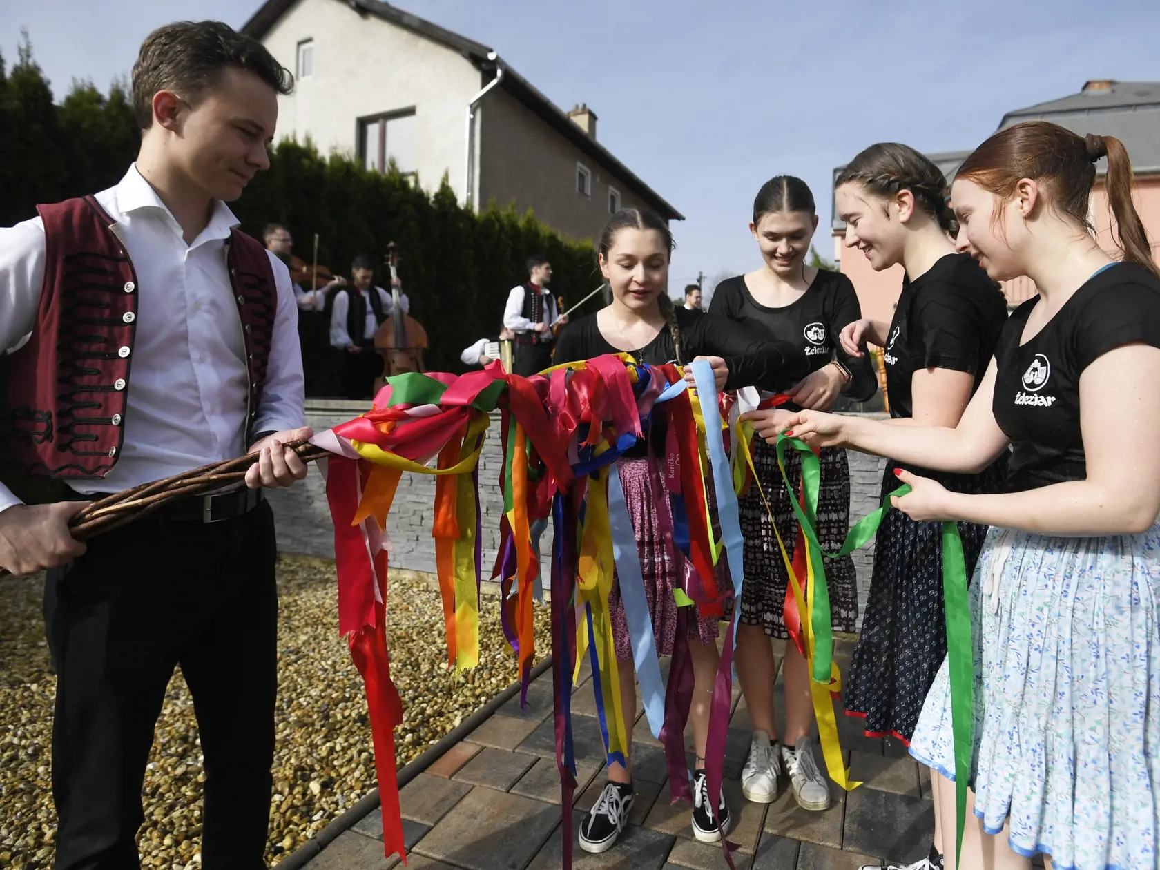 Na snímke členovia folklórneho súboru Železiar počas tradičnej šibačky a oblievačky v obci Bočiar v okrese Košice okolie na Veľkonočný pondelok 1. apríla 2024.