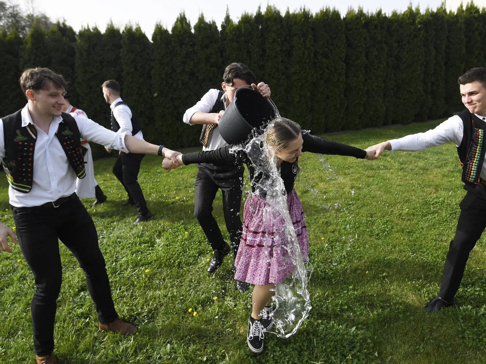 Na snímke členovia folklórneho súboru Železiar počas tradičnej šibačky a oblievačky v obci Bočiar v okrese Košice okolie na Veľkonočný pondelok 1. apríla 2024.