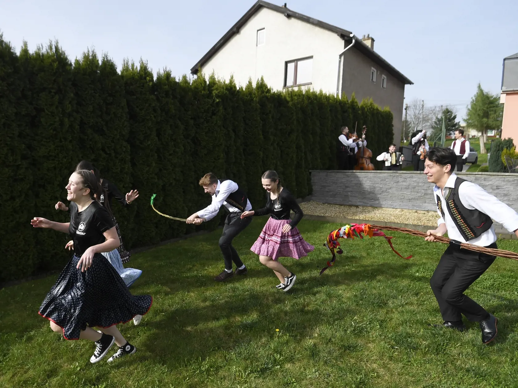 Na snímke členovia folklórneho súboru Železiar počas tradičnej šibačky a oblievačky v obci Bočiar v okrese Košice okolie na Veľkonočný pondelok 1. apríla 2024.