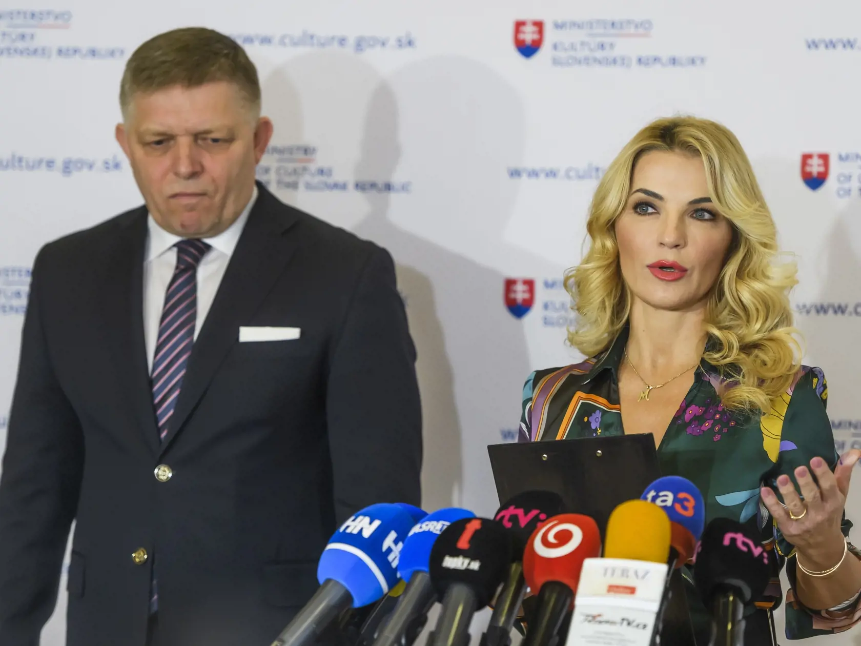 Na snímke predseda vlády SR Robert Fico (Smer-SD) a ministerka kultúry SR Martina Šimkovičová  (nominantka SNS) počas brífingu po spoločnom stretnutí na rezorte kultúry v Bratislave 6. novembra 2023.