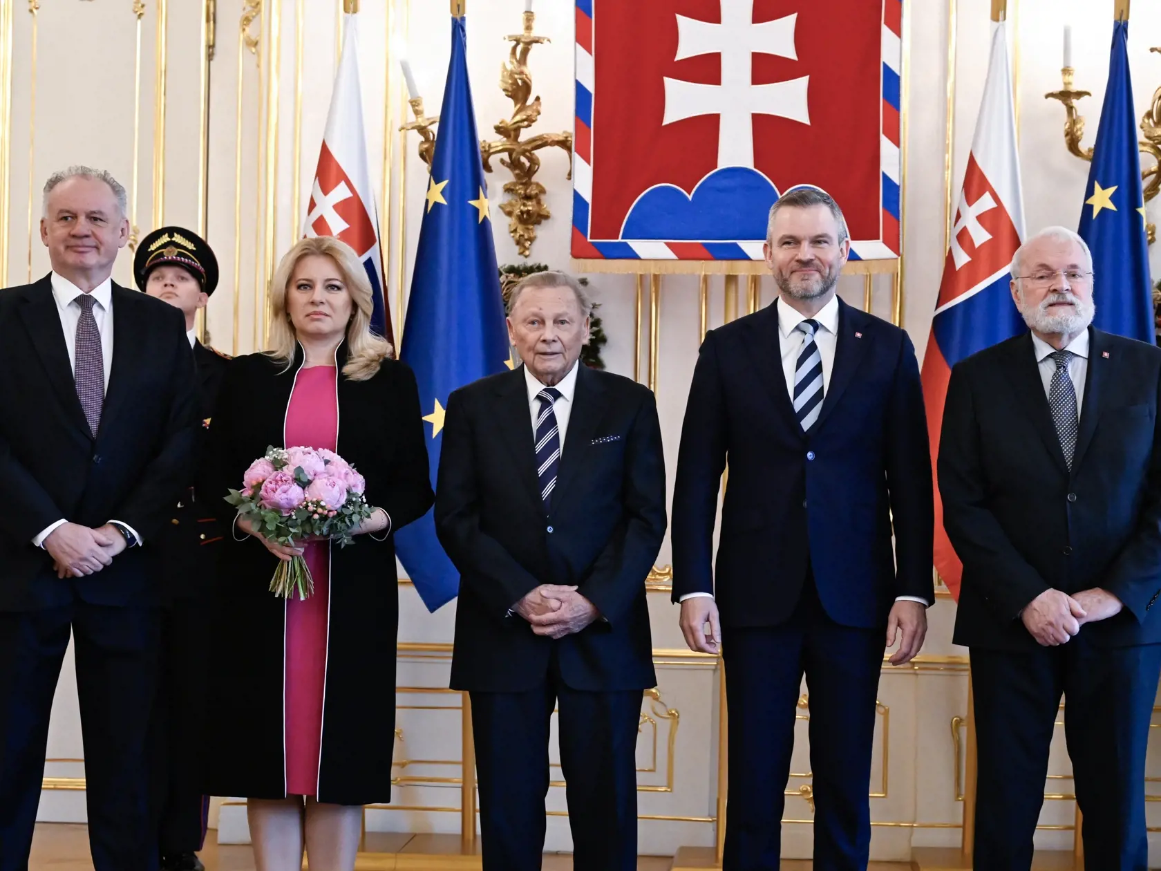 Na snímke bývalí prezidenti SR zľava Andrej Kiska, Zuzana Čaputová, Rudolf Schuster, súčasná hlava štátu Peter Pellegrini a Ivan Gašparovič počas stretnutia prezidentov na tradičnom novoročnom obede v pondelok 13. januára 2025 v Prezidentskom paláci v Bratislave. FOTO TASR - Pavel Neubauer


