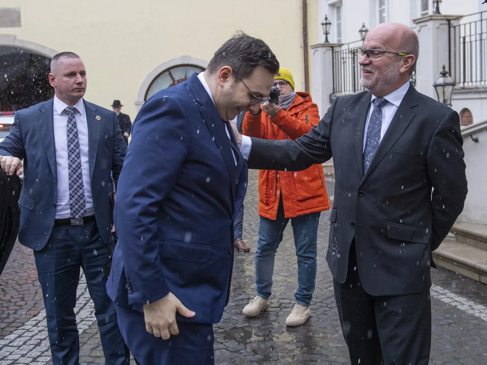 Dočasne poverený minister zahraničných vecí a európskych záležitostí SR Rastislav Káčer (vpravo) a český minister zahraničných vecí Jan Lipavský (uprostred) počas uvítania pred spoločným stretnutím na zámku Šimák 31. januára 2023 v Pezinku. Témou rokovaní boli aktuálne otázky bilaterálnej a regionálnej spolupráce, ako aj aktuálna medzinárodno-bezpečnostná situácia v súvislosti s pokračujúcou ruskou agresiou na Ukrajine. FOTO TASR - Michal Svítok
