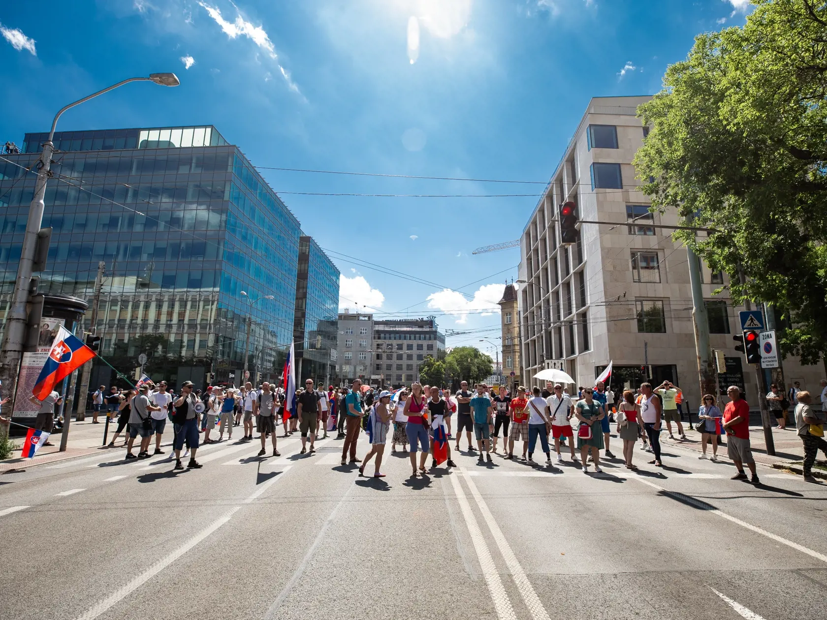 Demonštrácia v centre Bratislavy proti očkovaniu, pandemickým opatreniam, prezidentke SR Zuzane Čaputovej, členom vlády a parlamentu.