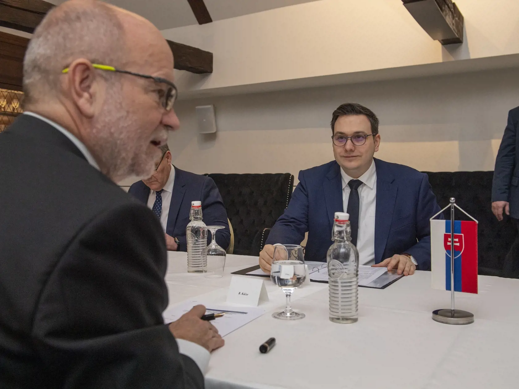 Dočasne poverený minister zahraničných vecí a európskych záležitostí SR Rastislav Káčer (vľavo) a český minister zahraničných vecí Jan Lipavský (vpravo) počas bilaterálneho stretnutia na zámku Šimák 31. januára 2023 v Pezinku. Témou rokovaní boli aktuálne otázky bilaterálnej a regionálnej spolupráce, ako aj aktuálna medzinárodno-bezpečnostná situácia v súvislosti s pokračujúcou ruskou agresiou na Ukrajine. FOTO TASR - Michal Svítok