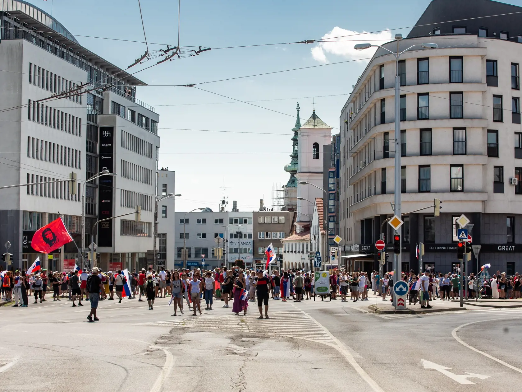 Demonštrácia v centre Bratislavy proti očkovaniu, pandemickým opatreniam, prezidentke SR Zuzane Čaputovej, členom vlády a parlamentu.