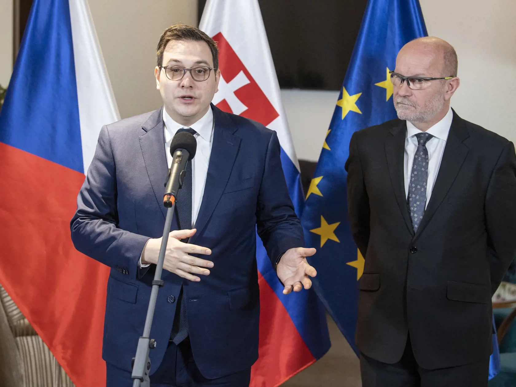 Dočasne poverený minister zahraničných vecí a európskych záležitostí SR Rastislav Káčer (vpravo) a český minister zahraničných vecí Jan Lipavský (vľavo) počas tlačovej konferencie po rokovaní na zámku Šimák 31. januára 2023 v Pezinku. Témou rokovaní boli aktuálne otázky bilaterálnej a regionálnej spolupráce, ako aj aktuálna medzinárodno-bezpečnostná situácia v súvislosti s pokračujúcou ruskou agresiou na Ukrajine. FOTO TASR - Michal Svítok