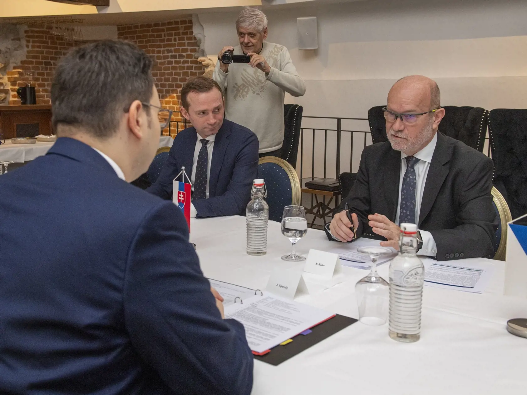 Dočasne poverený minister zahraničných vecí a európskych záležitostí SR Rastislav Káčer (vpravo) a český minister zahraničných vecí Jan Lipavský (vľavo) počas bilaterálneho stretnutia na zámku Šimák 31. januára 2023 v Pezinku. Témou rokovaní boli aktuálne otázky bilaterálnej a regionálnej spolupráce, ako aj aktuálna medzinárodno-bezpečnostná situácia v súvislosti s pokračujúcou ruskou agresiou na Ukrajine. FOTO TASR - Michal Svítok