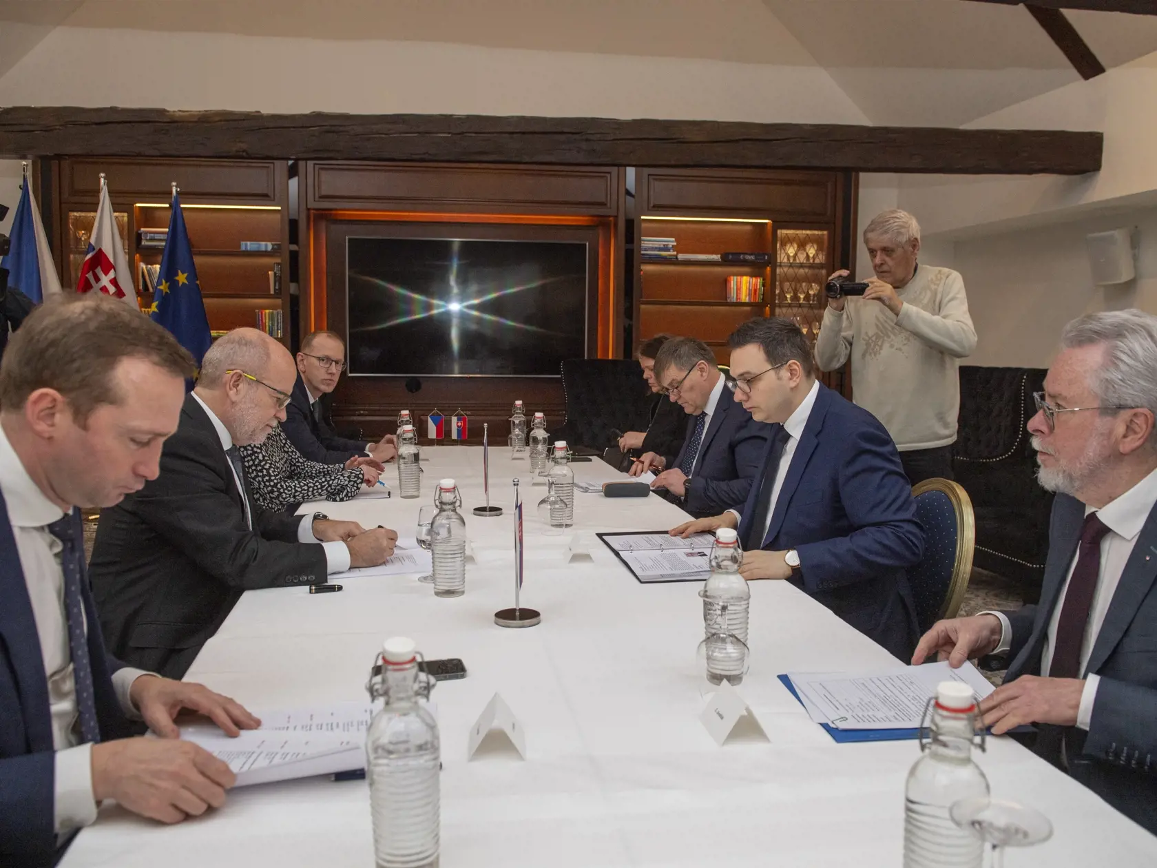 Dočasne poverený minister zahraničných vecí a európskych záležitostí SR Rastislav Káčer (druhý vľavo) a český minister zahraničných vecí Jan Lipavský (druhý vpravo) počas bilaterálneho stretnutia na zámku Šimák 31. januára 2023 v Pezinku. Témou rokovaní boli aktuálne otázky bilaterálnej a regionálnej spolupráce, ako aj aktuálna medzinárodno-bezpečnostná situácia v súvislosti s pokračujúcou ruskou agresiou na Ukrajine. FOTO TASR - Michal Svítok