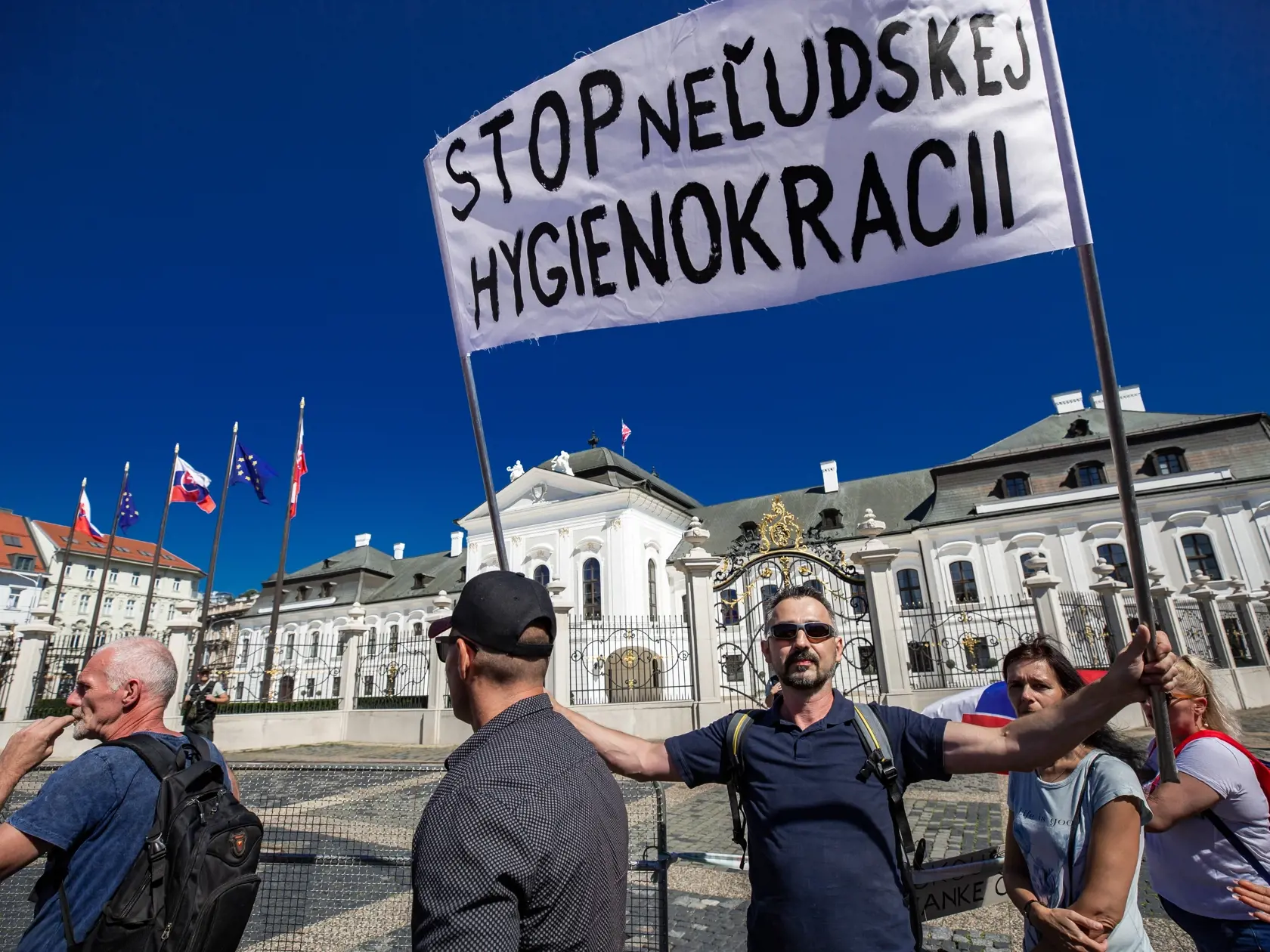 Demonštrácia v centre Bratislavy proti očkovaniu, pandemickým opatreniam, prezidentke SR Zuzane Čaputovej, členom vlády a parlamentu.
