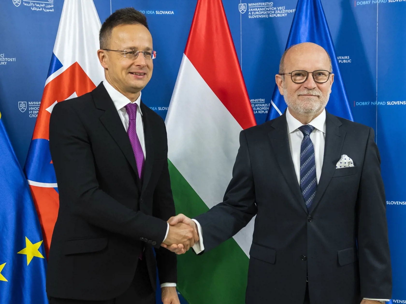 Minister zahraničných vecí Maďarska Péter Szíjjártó a minister zahraničných Slovenska Rastislav Káčer.