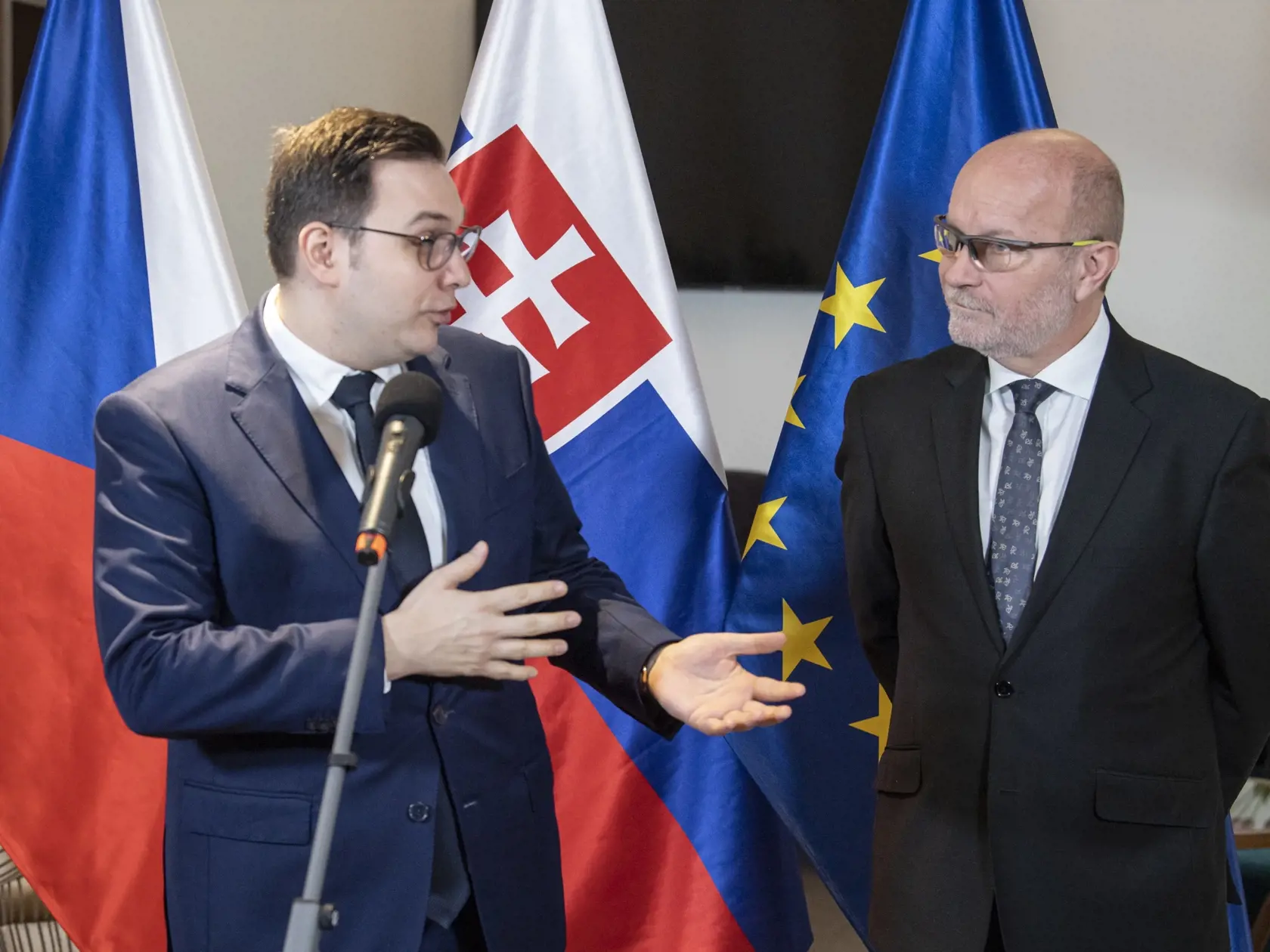 Dočasne poverený minister zahraničných vecí a európskych záležitostí SR Rastislav Káčer (vpravo) a český minister zahraničných vecí Jan Lipavský (vľavo) počas tlačovej konferencie po rokovaní na zámku Šimák 31. januára 2023 v Pezinku. Témou rokovaní boli aktuálne otázky bilaterálnej a regionálnej spolupráce, ako aj aktuálna medzinárodno-bezpečnostná situácia v súvislosti s pokračujúcou ruskou agresiou na Ukrajine. FOTO TASR - Michal Svítok