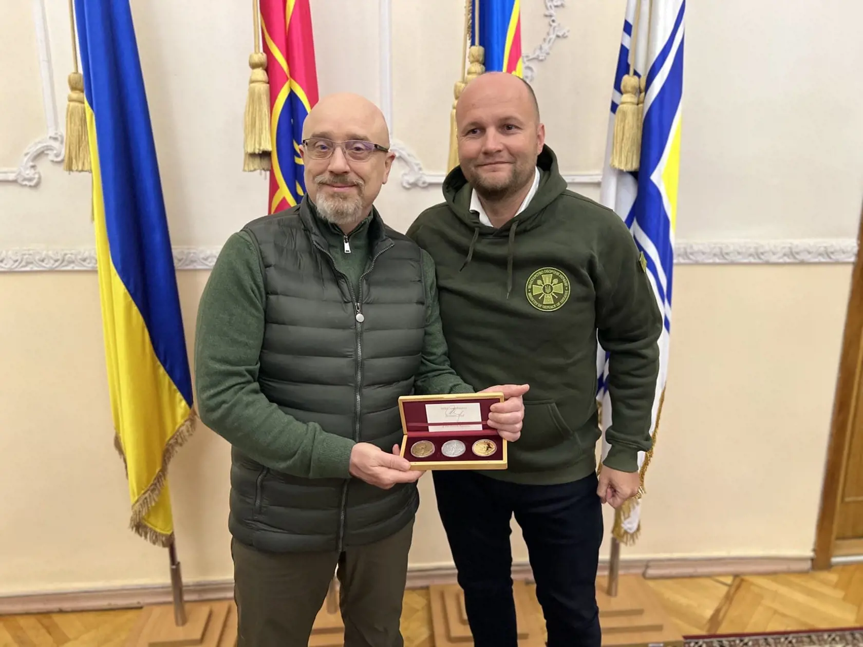 Slovenský minister zahraničných vecí a európskych záležitostí SR Rastislav Káčer navštívil vo štvrtok s ministrom obrany SR Jaroslavom Naďom a ministrom hospodárstva SR Karlom Hirmanom ukrajinskú metropolu Kyjev. Cieľom pracovnej návštevy bolo potvrdiť pokračujúcu podporu Slovenska pre Ukrajinu, informuje TASR podľa správy komunikačného odboru MZVEZ SR a MO SR. Na snímke vpravo minister obrany SR Jaroslav Naď a vľavo ukrajinský minister obrany Olexij Reznikov. V Kyjeve, 8. decembra 2022. FOTO TA