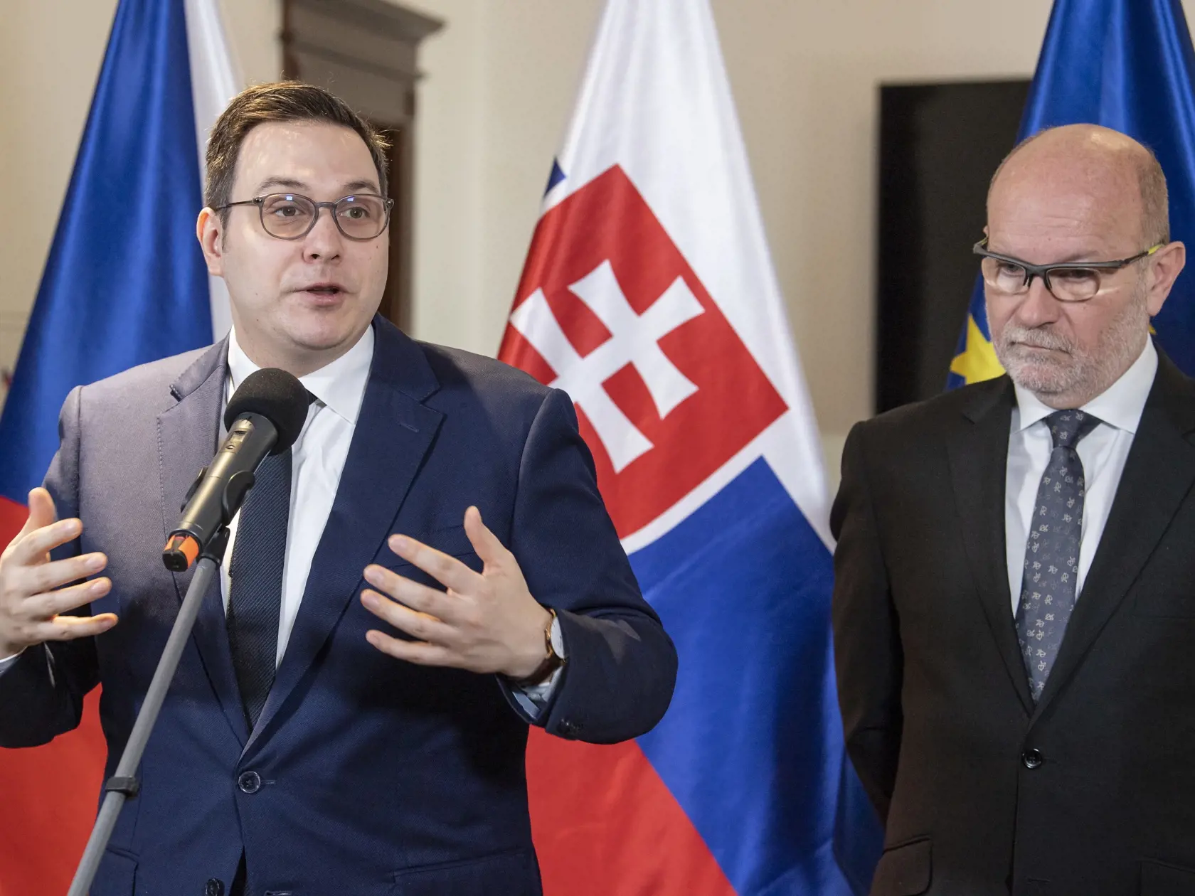 Dočasne poverený minister zahraničných vecí a európskych záležitostí SR Rastislav Káčer (vpravo) a český minister zahraničných vecí Jan Lipavský (vľavo) počas tlačovej konferencie po rokovaní na zámku Šimák 31. januára 2023 v Pezinku. Témou rokovaní boli aktuálne otázky bilaterálnej a regionálnej spolupráce, ako aj aktuálna medzinárodno-bezpečnostná situácia v súvislosti s pokračujúcou ruskou agresiou na Ukrajine. FOTO TASR - Michal Svítok