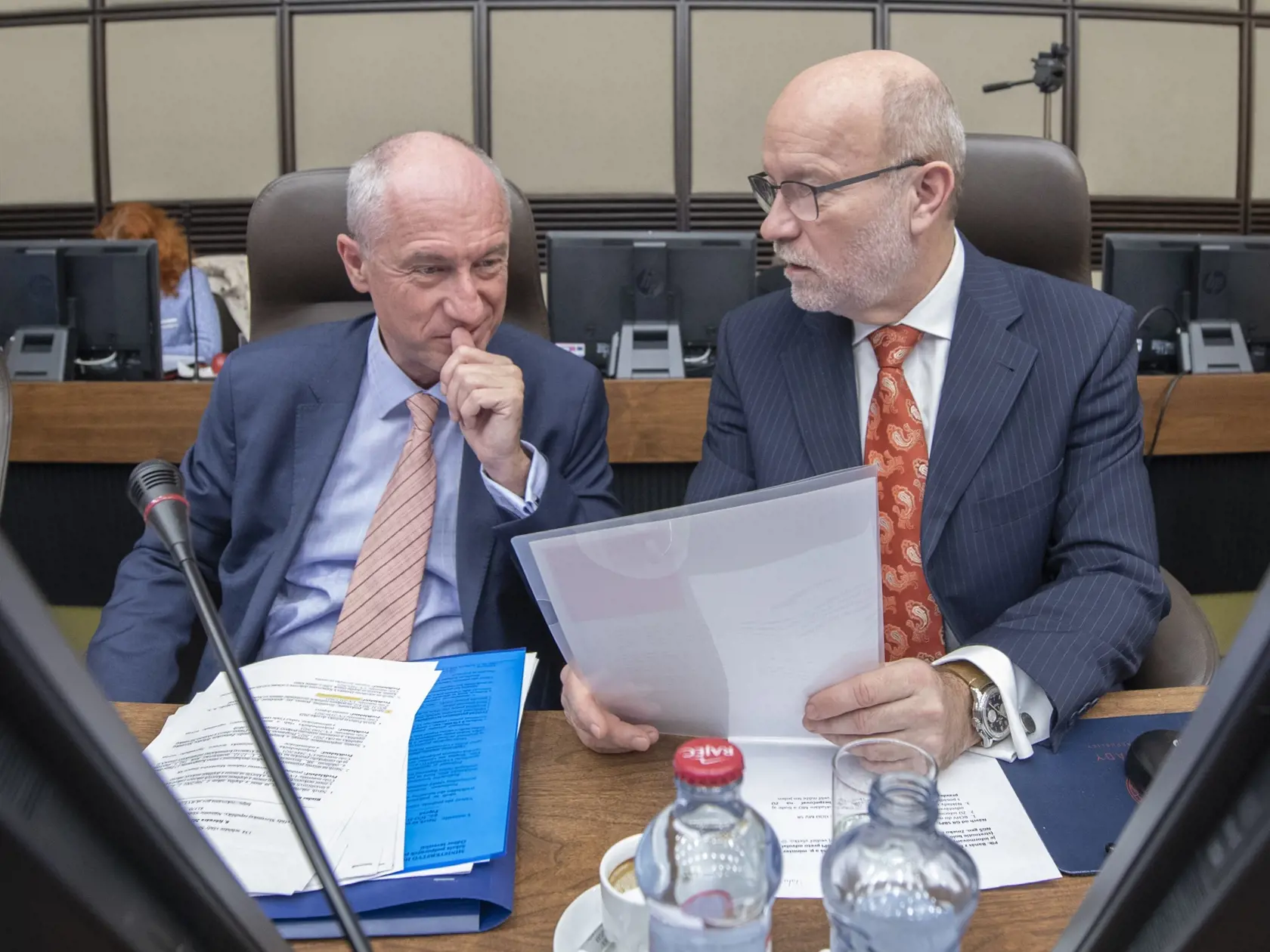 Na snímke vpravo minister zahraničných vecí a európskych záležitostí SR Rastislav Káčer a vľavo minister hospodárstva SR Karel Hirman počas rokovania 134. schôdze vlády SR 8. februára 2023 v Bratislave. FOTO TASR - Martin Baumann
