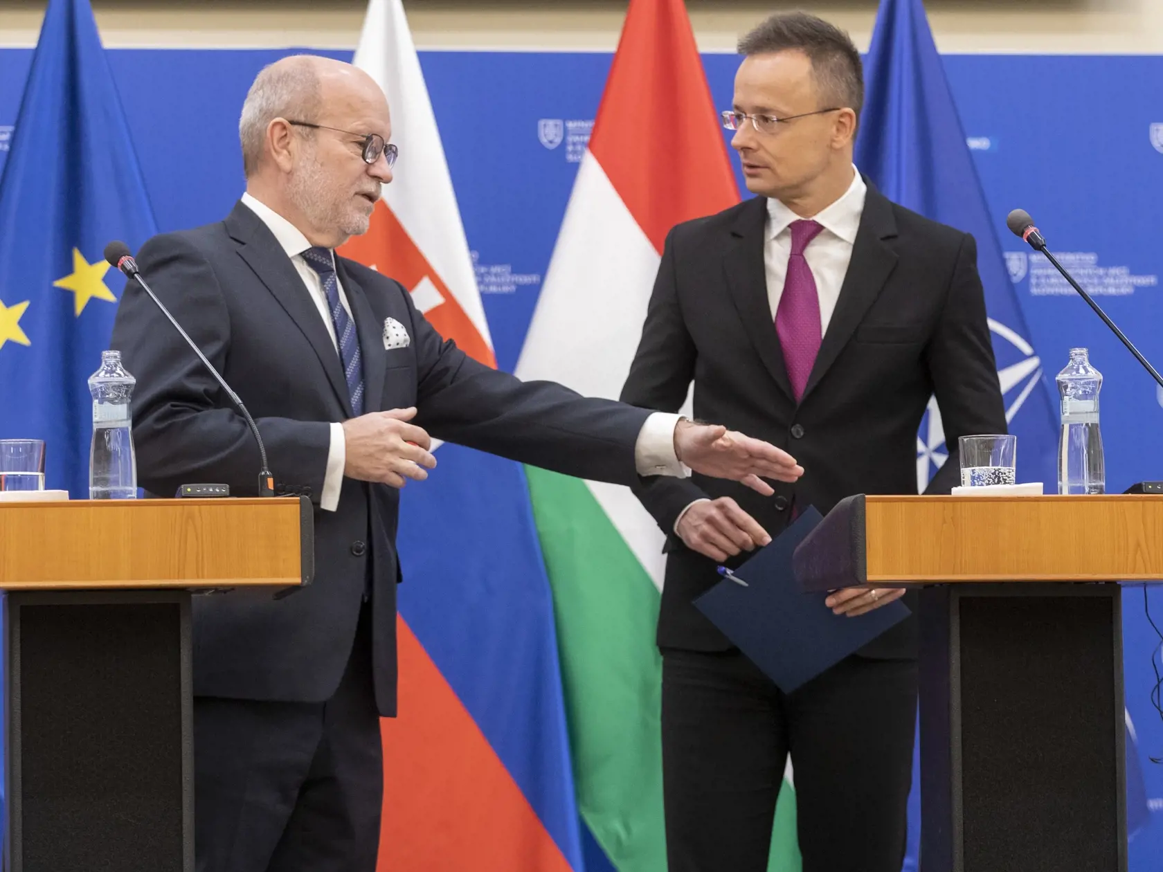 Minister zahraničných vecí Maďarska Péter Szíjjártó a minister zahraničných Slovenska Rastislav Káčer.