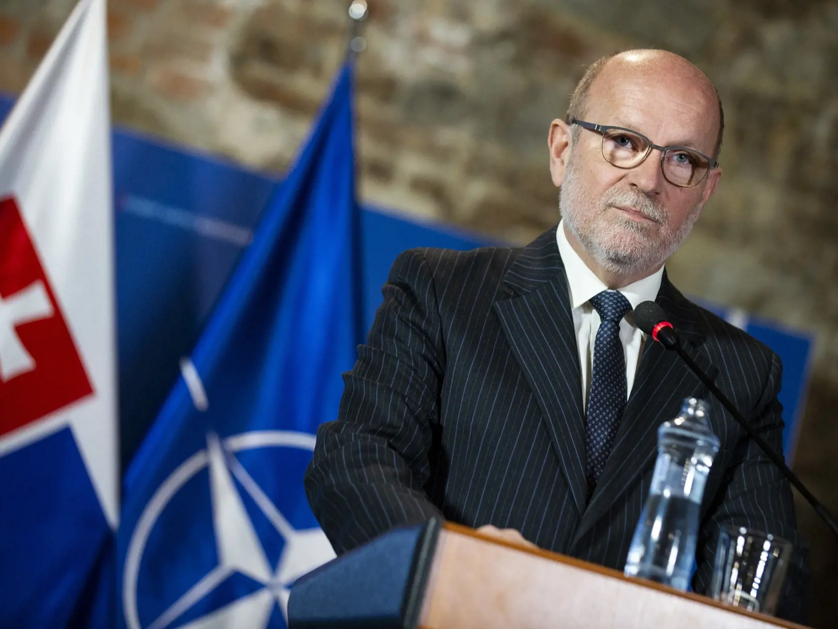 Na snímke dočasne poverený minister zahraničných vecí a európskych záležitostí (MZVEZ) SR Rastislav Káčer počas tlačovej konferencie na tému Rok vojny Ruska na Ukrajine 16. februára 2023 v Bratislave. FOTO TASR - Jakub Kotian