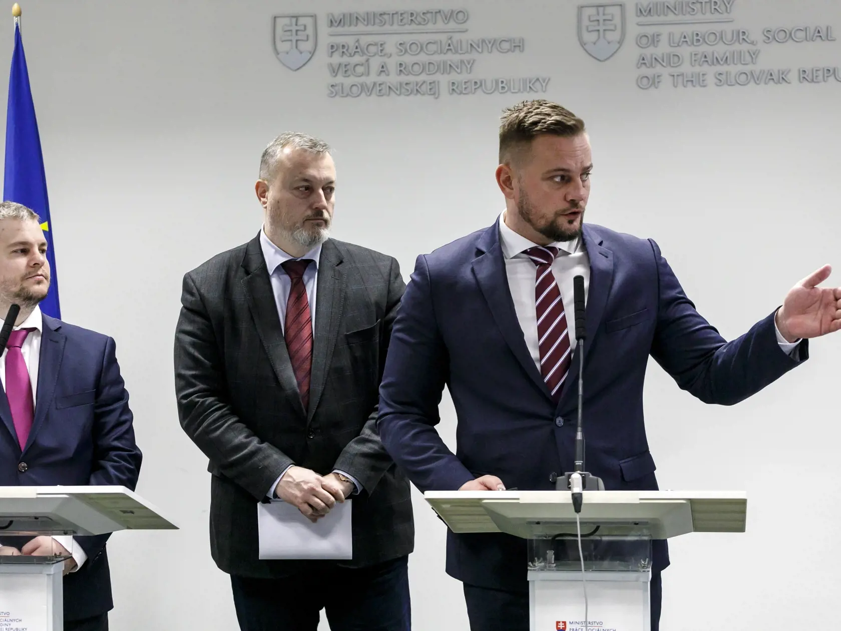 Na snímke zľava generálny riaditeľ Sociálnej poisťovne Michal Ilko, dočasne poverený minister práce, sociálnych vecí a rodiny (MPSVR) SR Milan Krajniak (Sme rodina) a dočasne poverený štátny tajomník MPSVR SR Juraj Káčer počas tlačovej konferencie na tému zmeny pre dlžníkov Sociálnej poisťovne vo forme generálneho pardonu v Bratislave 3. februára 2023. FOTO TASR - Dano Veselský