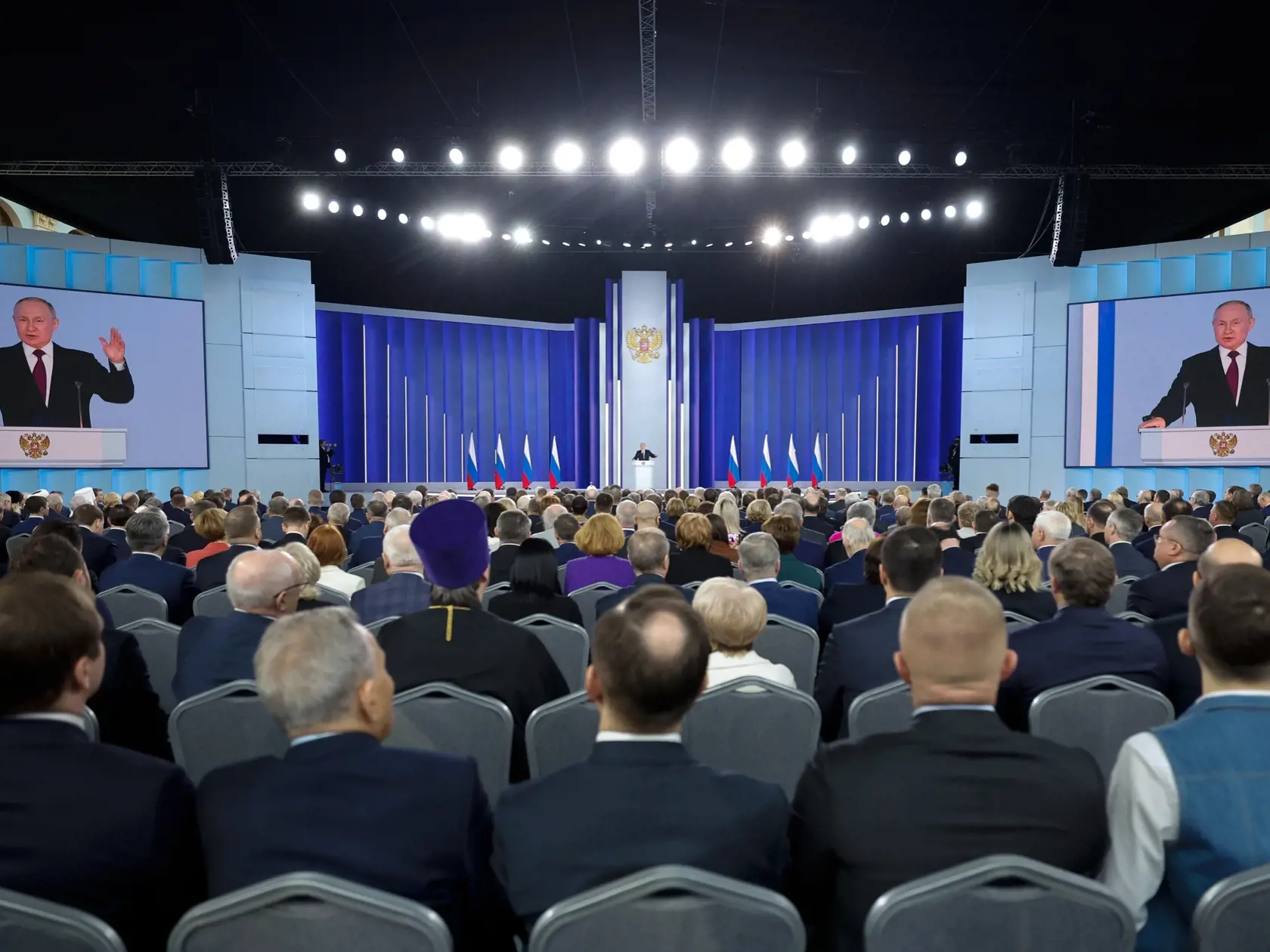 WA 44 Moskva - Ruský prezident Vladimir Putin gestikuluje počas prejavu o stave krajiny pred oboma komorami parlamentu v Moskve v utorok 21. februára 2023. FOTO TASR/AP
Russian President Vladimir Putin gestures as he gives his annual state of the nation address in Moscow, Russia, Tuesday, Feb. 21, 2023. (Dmitry Astakhov, Sputnik, Kremlin Pool Photo via AP)