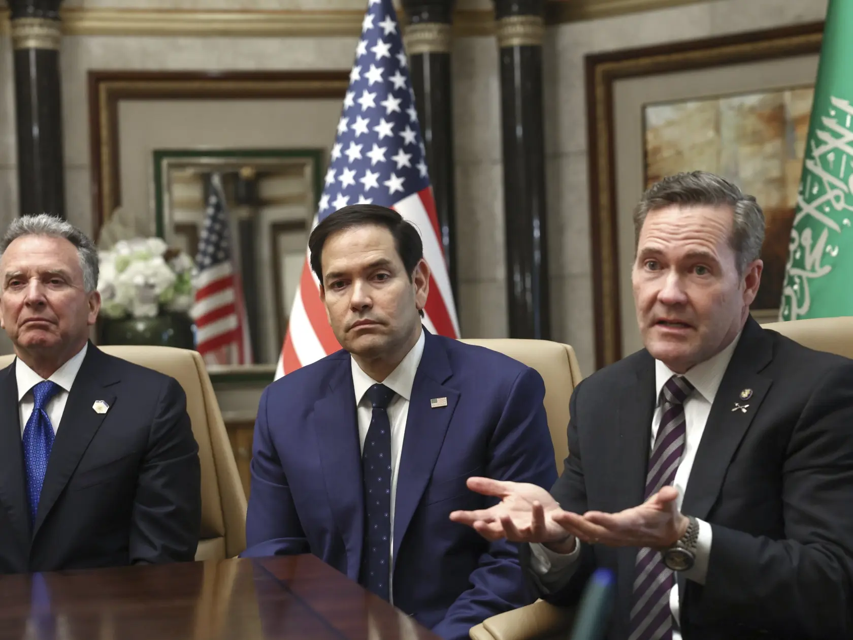 Na snímke zľava osobitný vyslanec USA pre Blízky východ Steve Witkoff, šéf americkej diplomacie Marco Rubio a poradca amerického prezidenta pre národnú bezpečnosť Mike Waltz počas interview po rozhovoroch medzi ruskou a americkou delegáciou o zlepšení vzájomných vzťahov a rokovania o ukončení vojny na Ukrajine v Rijáde v utorok 18. februára 2025. Rokovanie viedli ministri zahraničných vecí Marco Rubio a Sergej Lavrov. Prvé osobné rozhovory medzi oboma krajinami od začiatku ruskej invázie na Ukrajinu z februára 2022 sa konajú necelý týždeň po telefonáte amerického prezidenta Donalda Trumpa s ruským náprotivkom Vladimirom Putinom.
