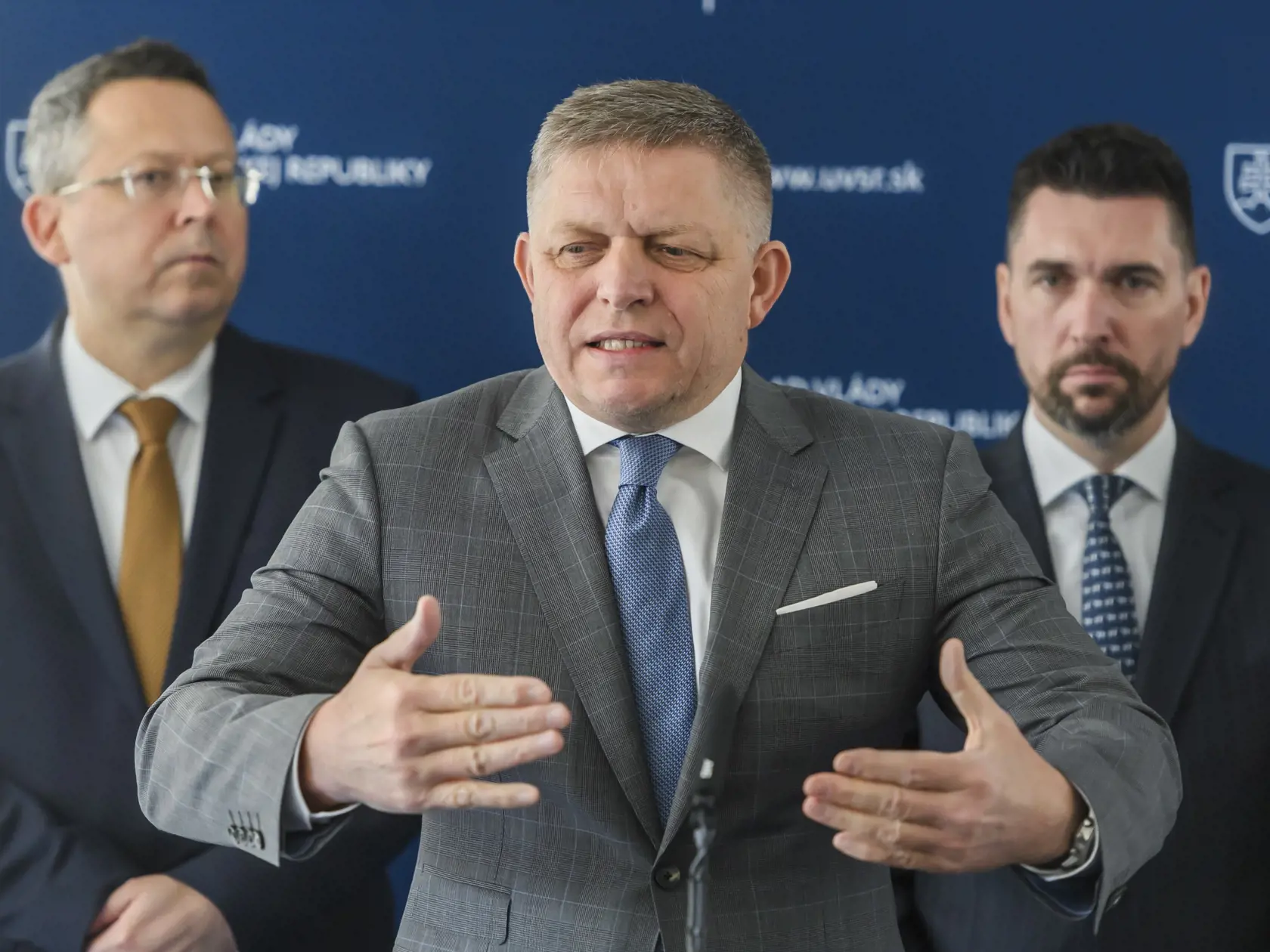 Minister financií Ladislav Kamenický, predseda vlády Robert Fico a minister pôdohospodárstva Richard Takáč.