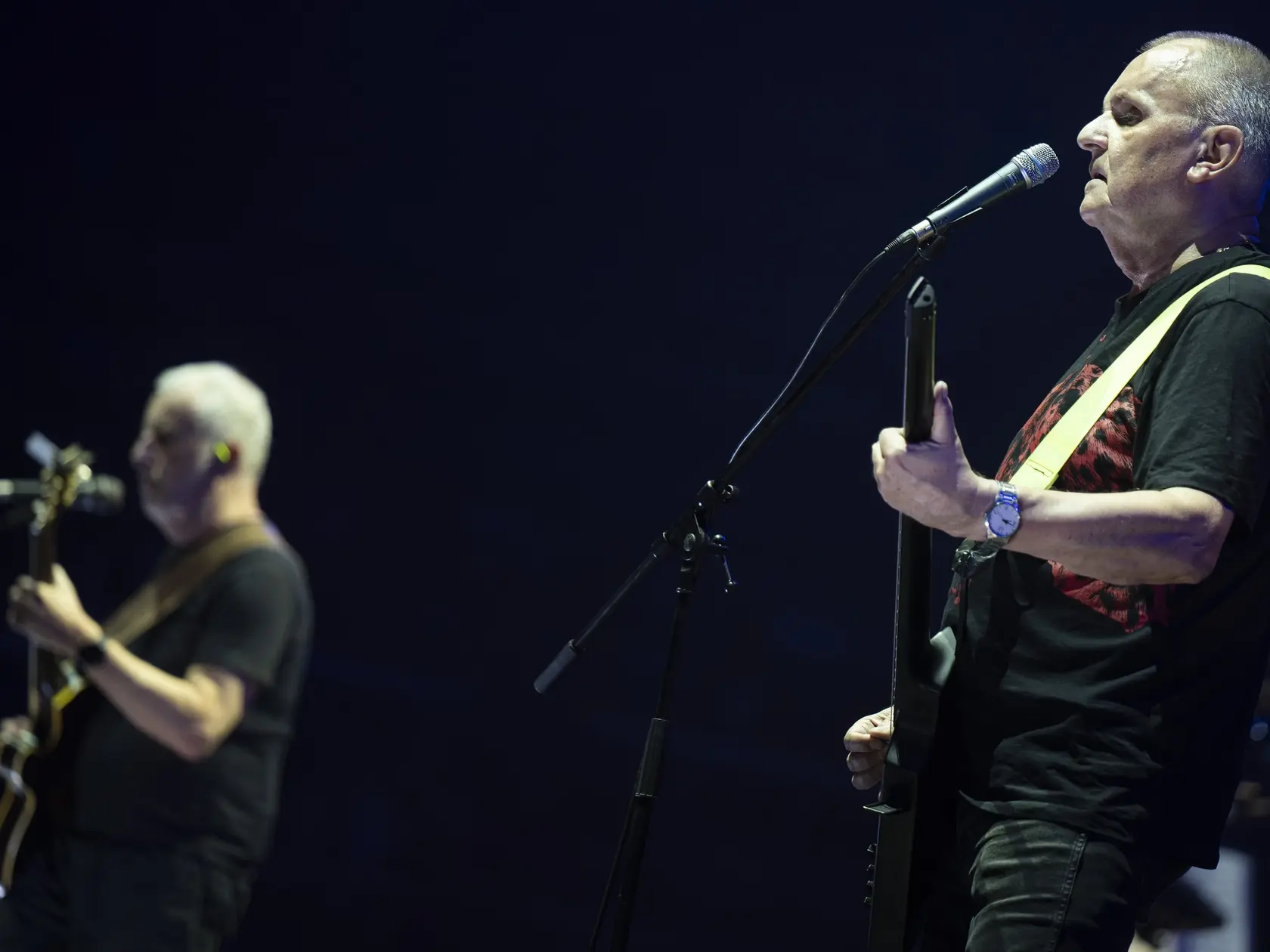 Na snímke gitarista Ján Baláž (vľavo) a spevák Jožo Ráž zo skupiny Elán počas koncertu Elán 70 Rock Symphony v Tipos aréne v Bratislave v nedeľu 29. septembra 2024. FOTO TASR - Martin Baumann
