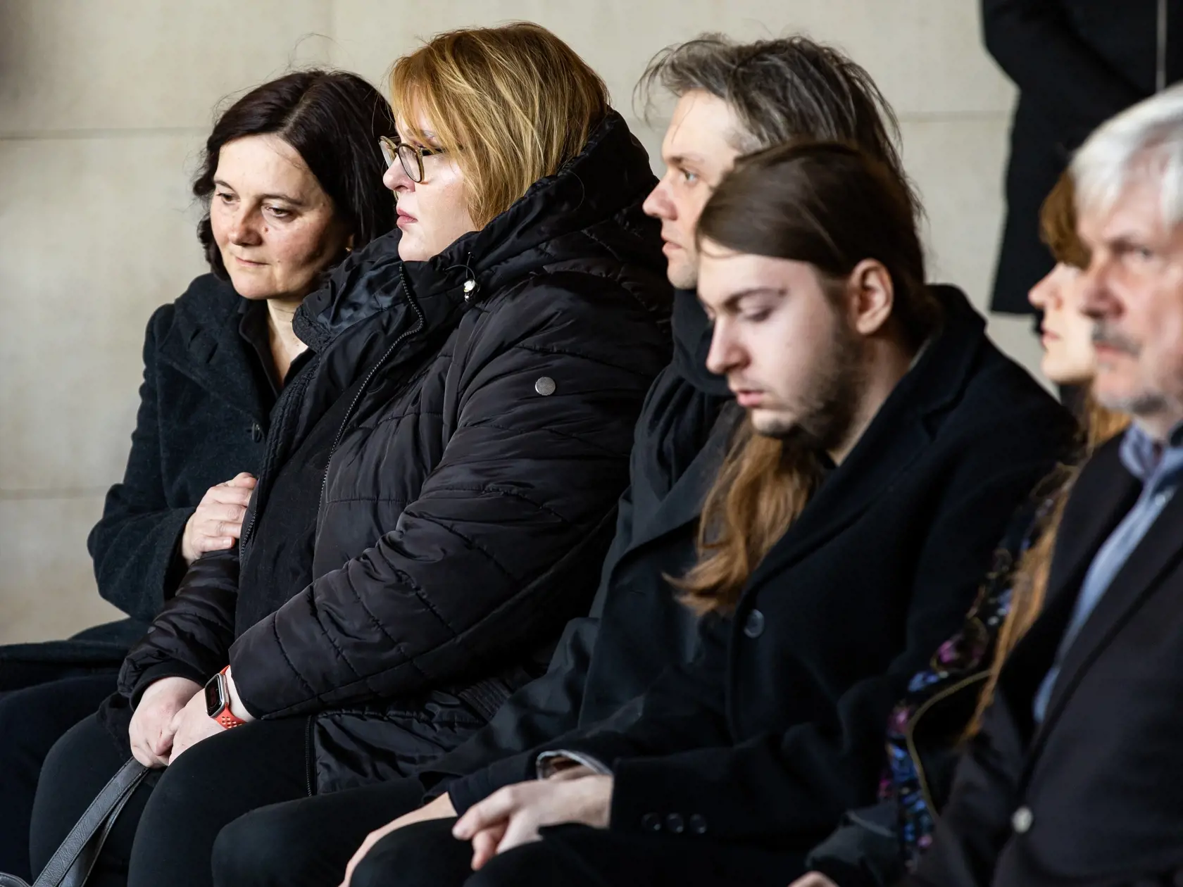 Apríl 2023: Dcéra Stanislava Párnického Simona Párnická (vľavo) na pohrebe svojho slávneho otca.