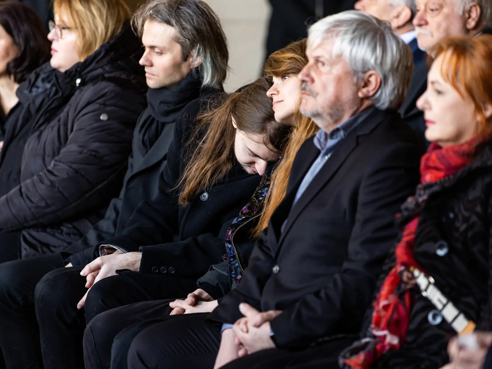 Apríl 2023: Dcéra Stanislava Párnického Simona Párnická (vľavo) na pohrebe svojho slávneho otca.