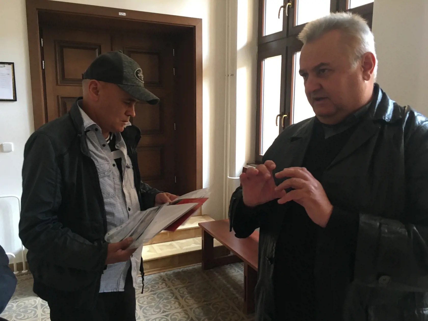 Vdovec Jaroslav s advokátom Pavlom Labáthom. Pre smrť jeho manželky Márie  (†54) obžalovali z trestného činu usmrtenia primára chirurgie bardejovskej nemocnice Vladimíra Petráša a primára anesteziológie a intenzívnej medicíny Jána Holtmana.
