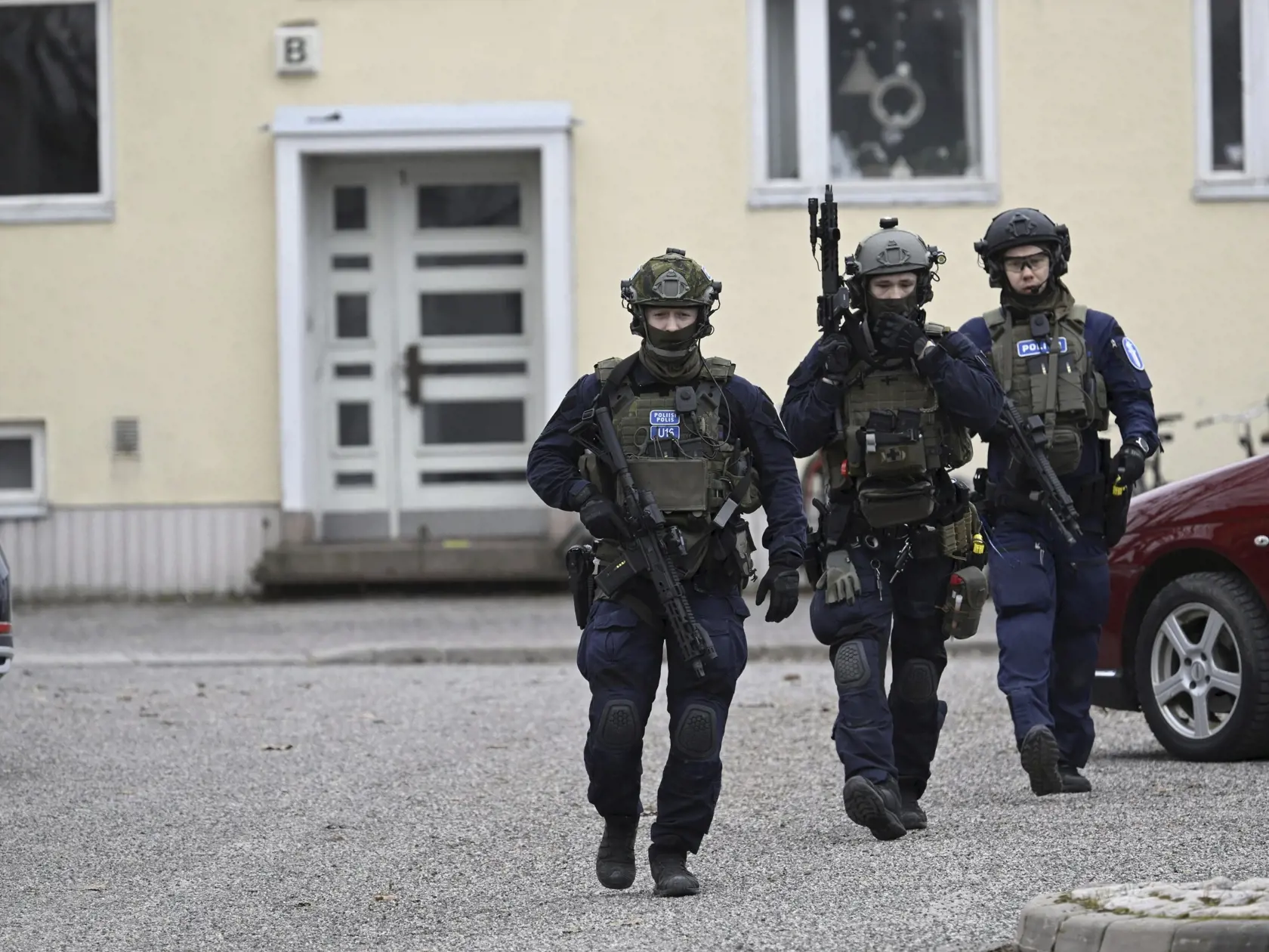 KK27 Vantaa - Na snímke policajti na mieste streľby na základnej škole Viertola vo Vantaa vo Fínsku 2. apríla 2024. Fínska polícia hlásila v utorok ráno streľbu v škole pri hlavnom meste Helsinki. Zranených je niekoľko ľudí, podozrivého polícia zadržala. FOTO TASR/AP
Police officers at the scene of Viertola comprehensive school, in Vantaa, Finland, Tuesday, April 2, 2024. Finnish police say a number of people were wounded in a shooting at a school outside Helsinki and a suspect was detained. (M