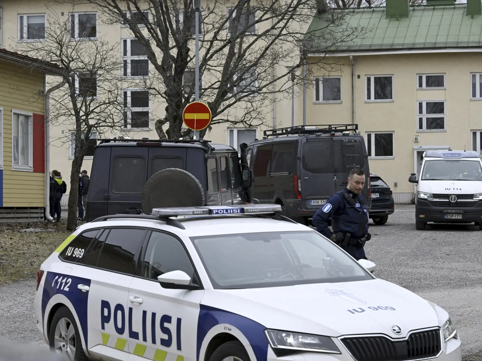 KK24 Vantaa - Na snímke policajti na mieste streľby na základnej škole Viertola vo Vantaa vo Fínsku 2. apríla 2024. Fínska polícia hlásila v utorok ráno streľbu v škole pri hlavnom meste Helsinki. Zranených je niekoľko ľudí, podozrivého polícia zadržala. FOTO TASR/AP
Police officers and vehicles at the scene of Viertola comprehensive school, in Vantaa, Finland, Tuesday, April 2, 2024. Finnish police say a number of people were wounded in a shooting at a school outside Helsinki and a suspect was